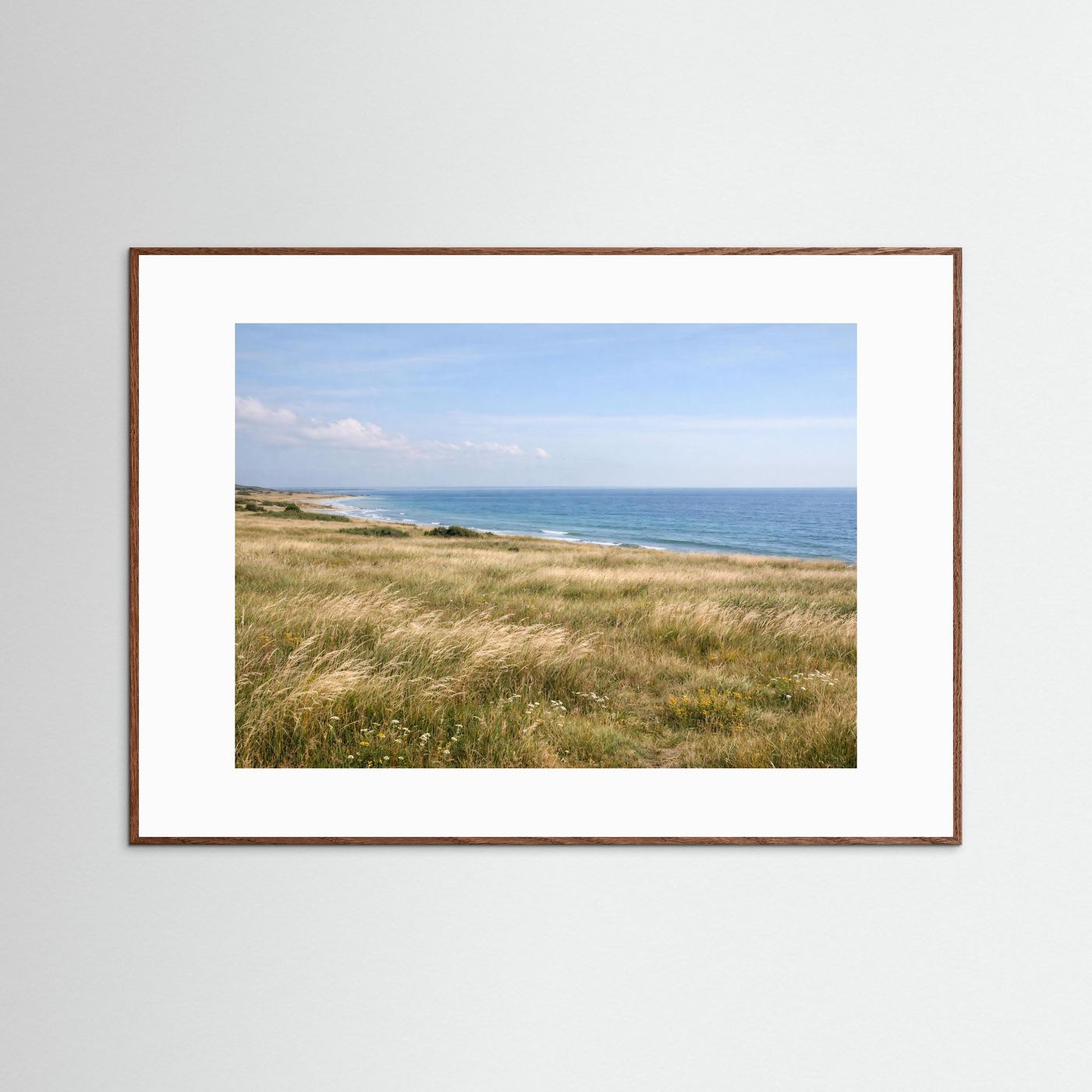 Panorama-Poster mit Küstenlandschaft im braunen Rahmen