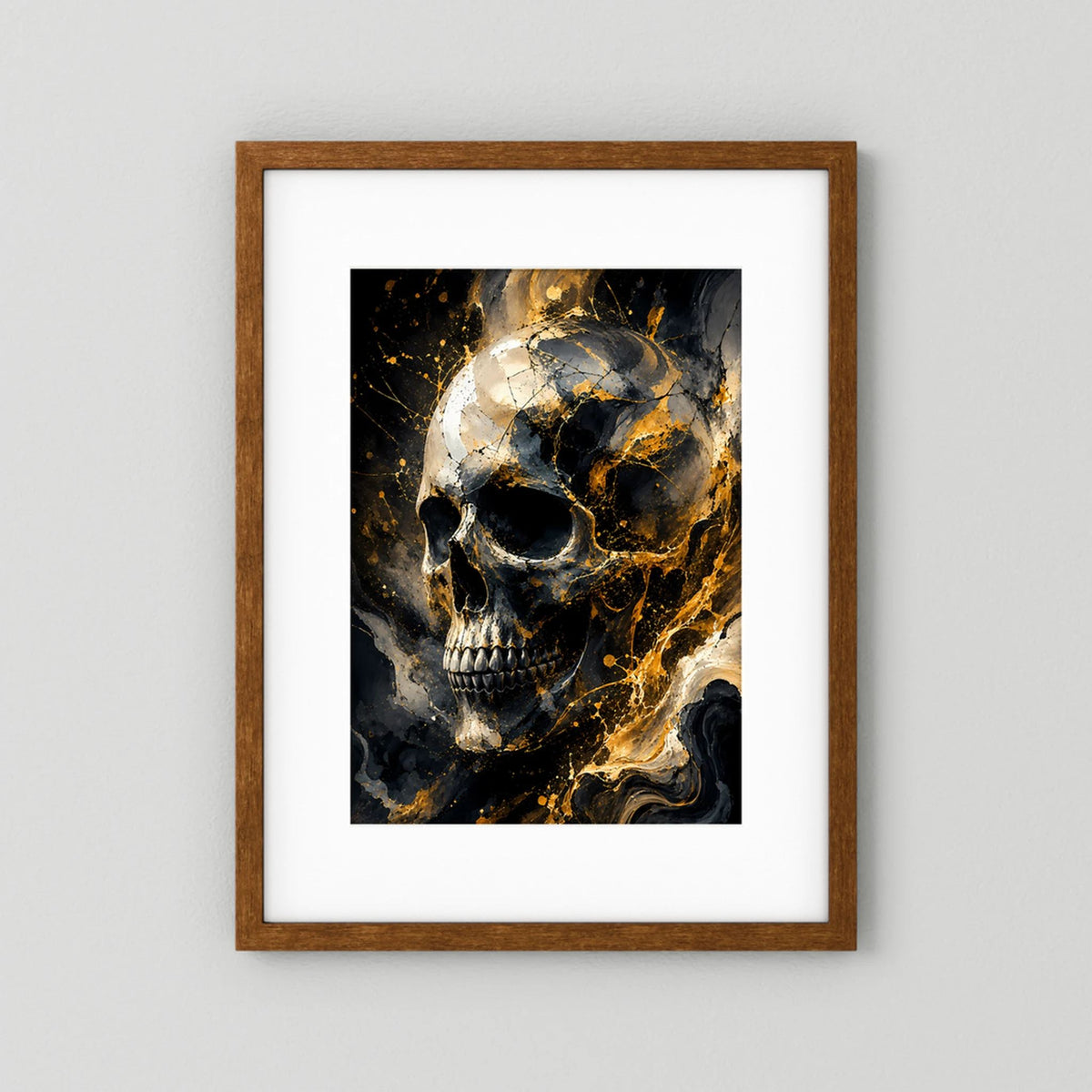 Poster mit Totenkopf-Motiv in Schwarz und Gold, hochkant mit braunem Holzrahmen.