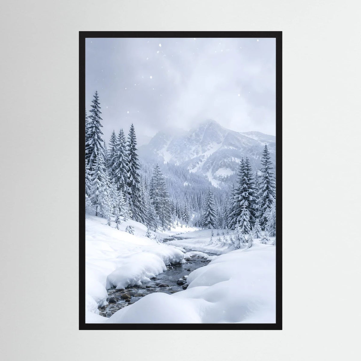 Winterlandschaft-Wandbild mit schwarzem Rahmen: verschneite Berge und Tannen im Hochformat.