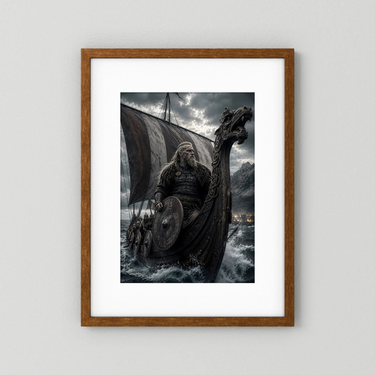 Poster im Holzrahmen: Wikinger-Krieger mit Schild und Drachenschiff am Sturmmeer
