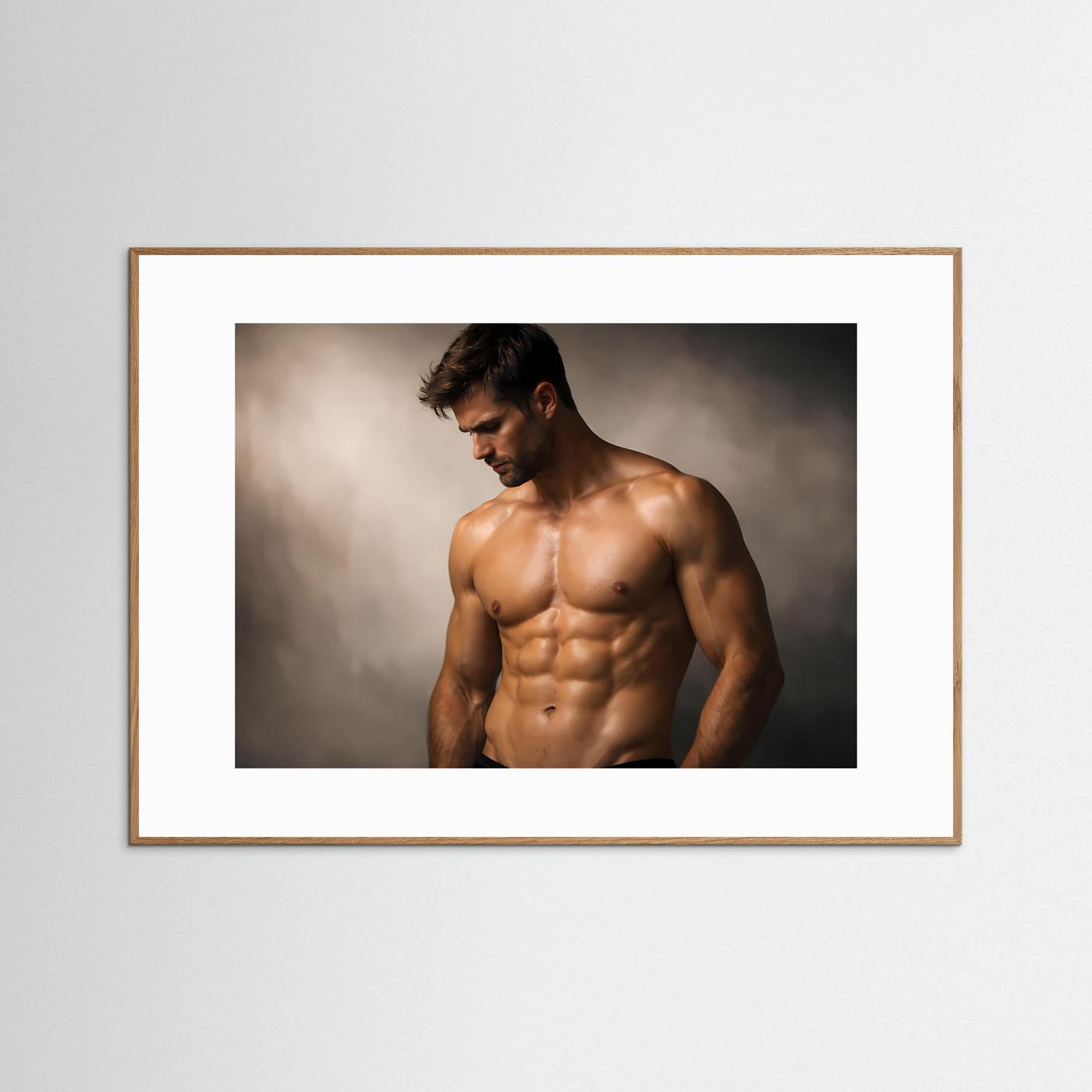 Fitness-Poster mit muskulösem Männeroberkörper, blickt nach unten, in braunem Holzrahmen