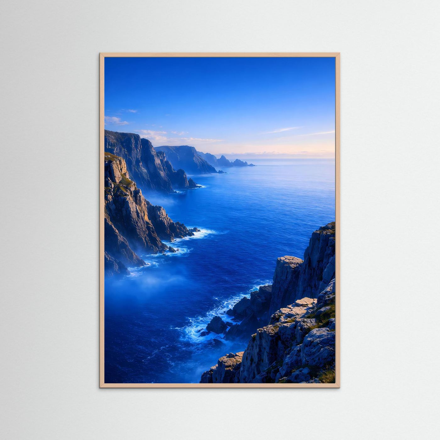 Ozean-Klippenposter im Hochformat, blaues Meer und Felsenküste, mit Holzrahmen