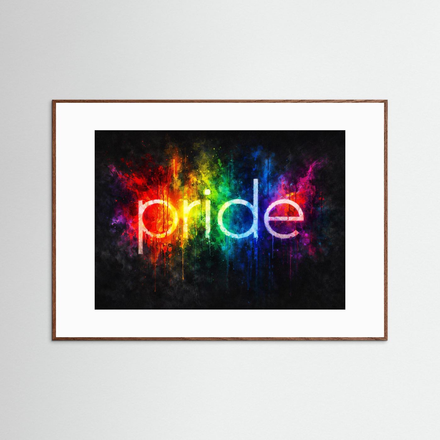 Poster „pride“ mit Regenbogenfarben auf schwarzem Hintergrund, dunkelbrauner Holzrahmen