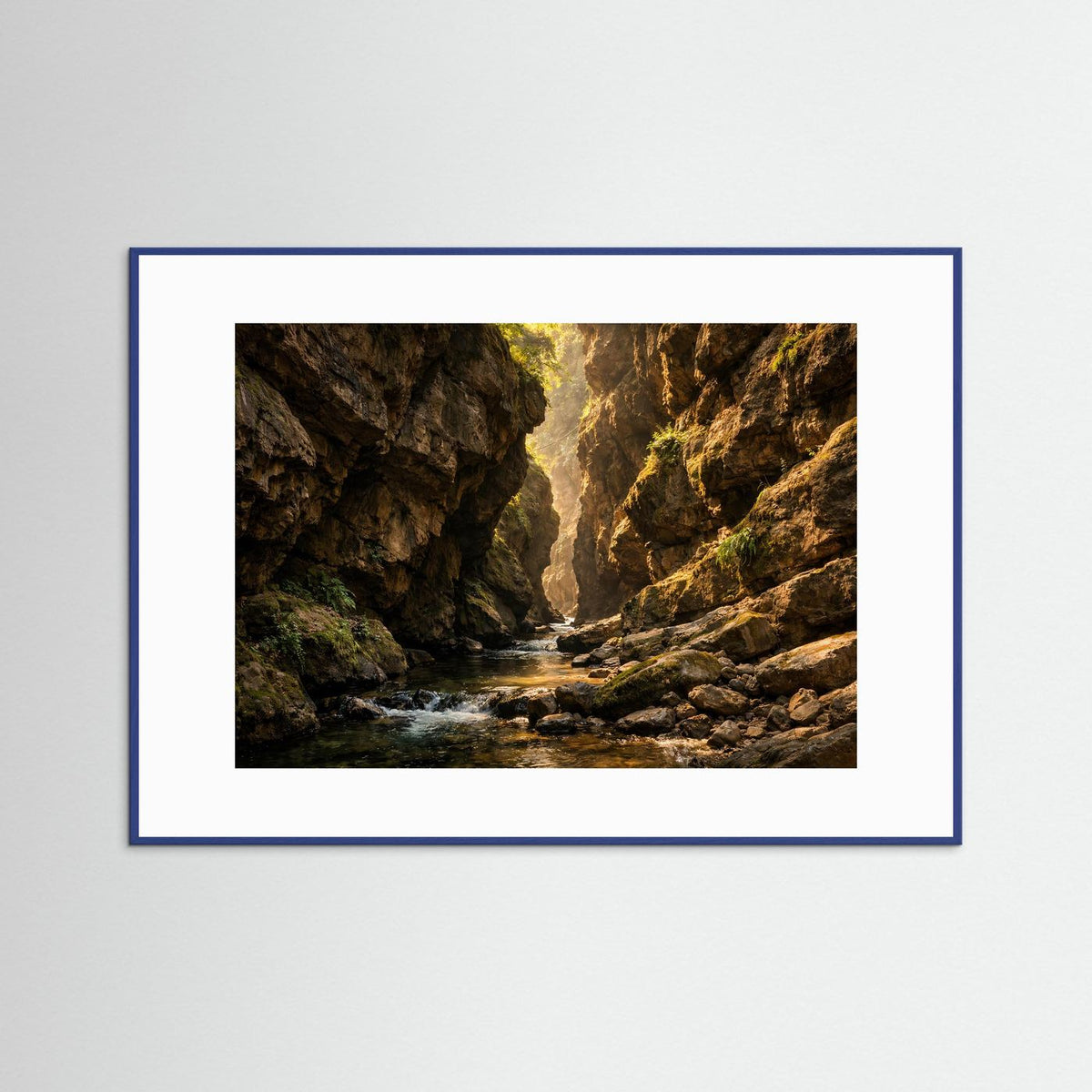 Schlucht-Poster mit Fluss in dunklen Felswänden, blauer Holzrahmen und weißer Rand
