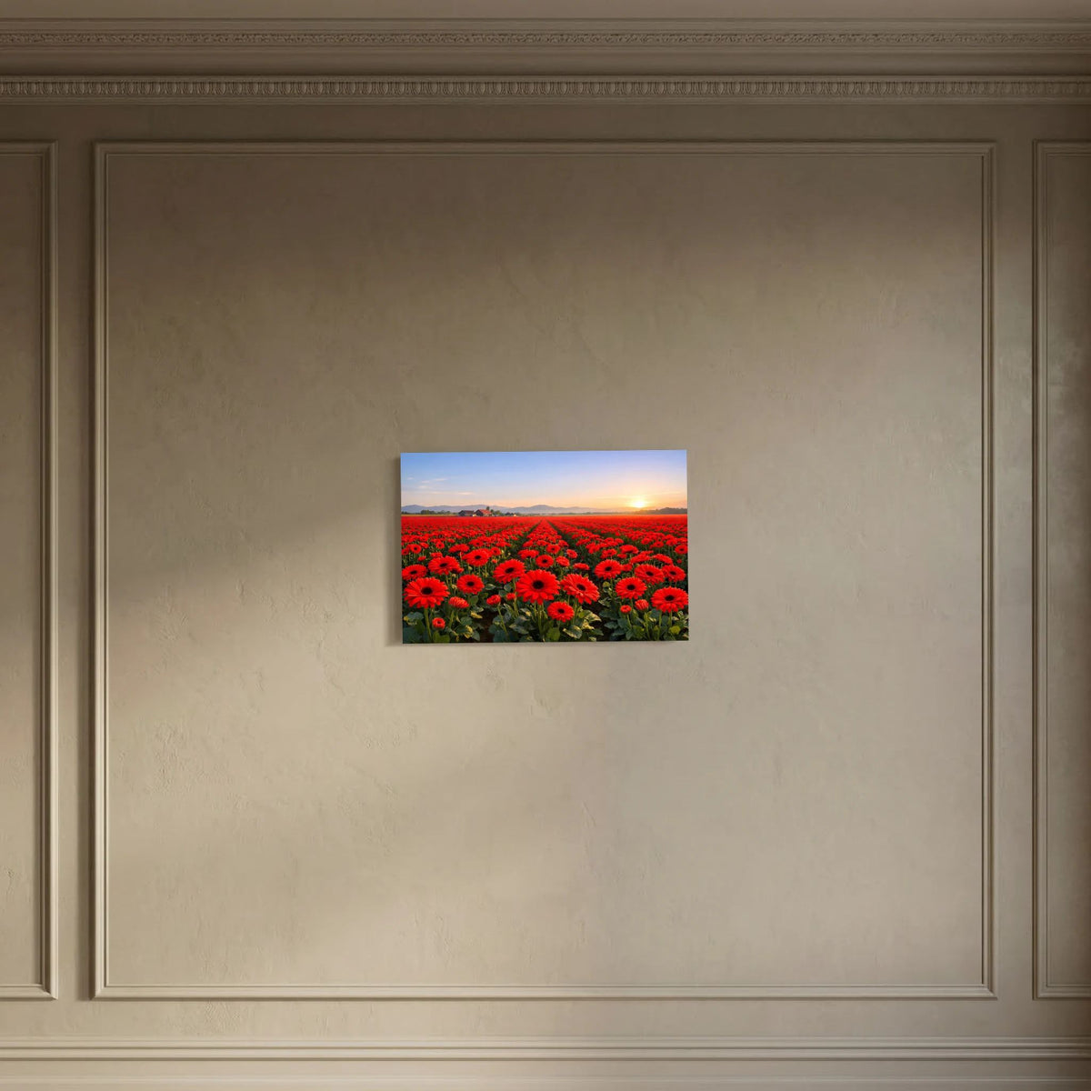 Wandposter mit rotem Blumenfeld und Sonnenaufgang, zentral auf glatter Wand