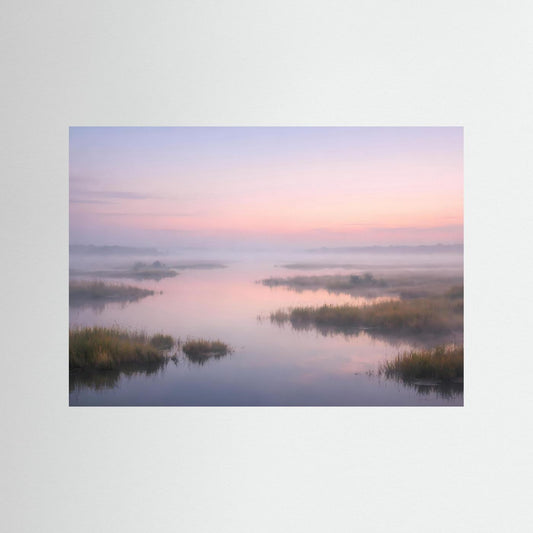 Wandbild im Querformat mit Flusslandschaft bei Sonnenaufgang, Nebel und rosafarbenem Himmel.