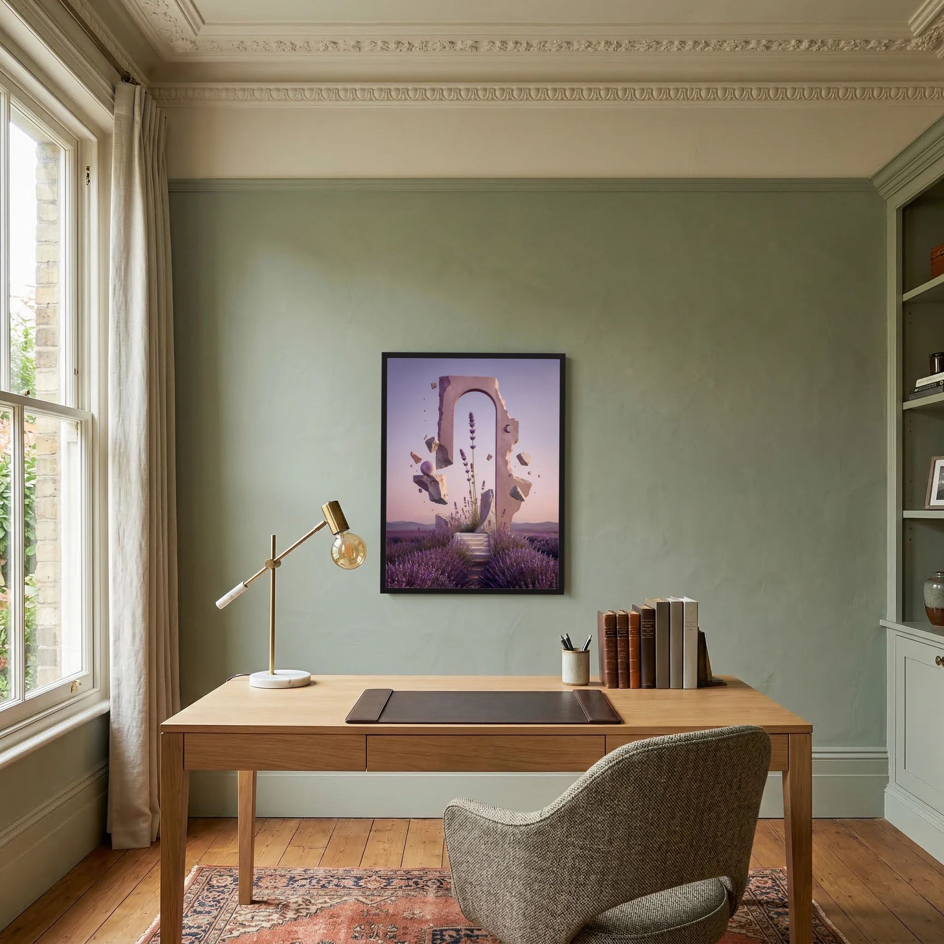 Gerahmtes Poster im Hochformat mit Lavendellandschaft und abstrakter Portal-Silhouette