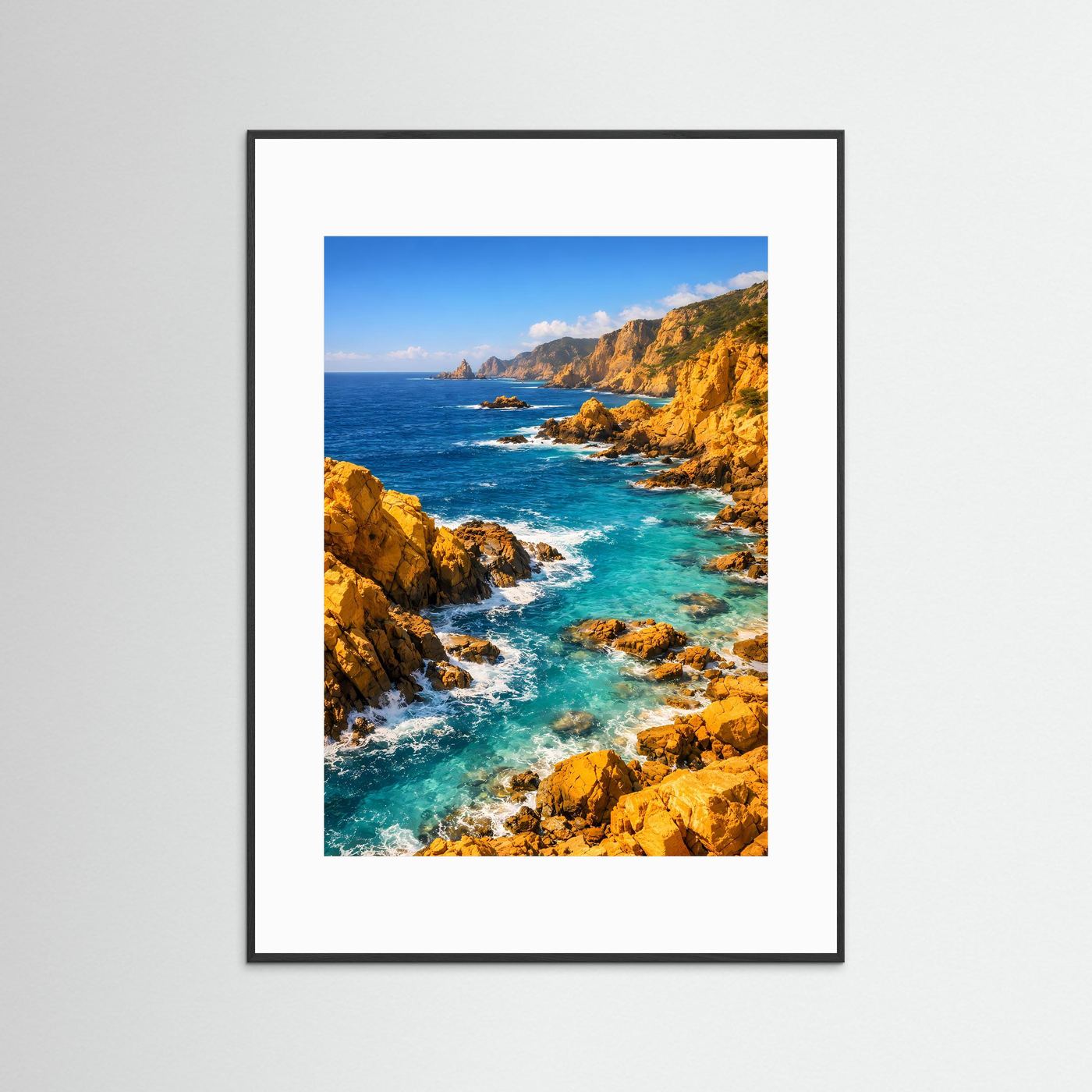 Mediterranes Klippen-Poster im Hochformat mit schwarzem Rahmen und weißem Passepartout: türkisblaues Meer
