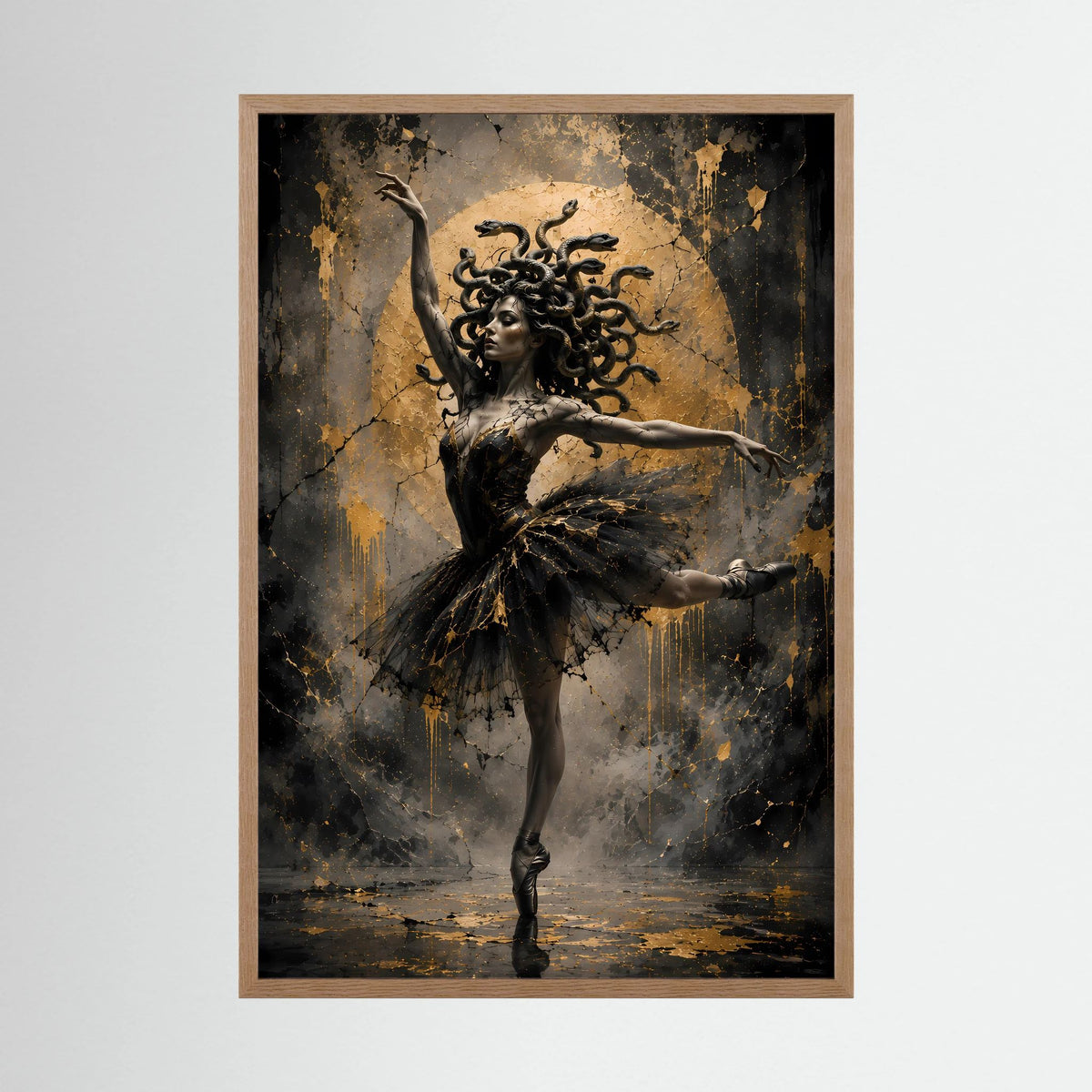 Hochformat-Poster mit Holzrahmen: tanzende Ballerina mit Schlangenhaaren in Schwarz und Gold