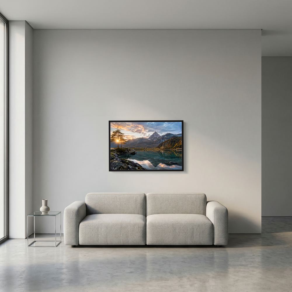 Gerahmtes Poster im Querformat mit Alpenlandschaft: See, Berge und Herbstwald bei Sonnenuntergang, schwarzer Rahmen