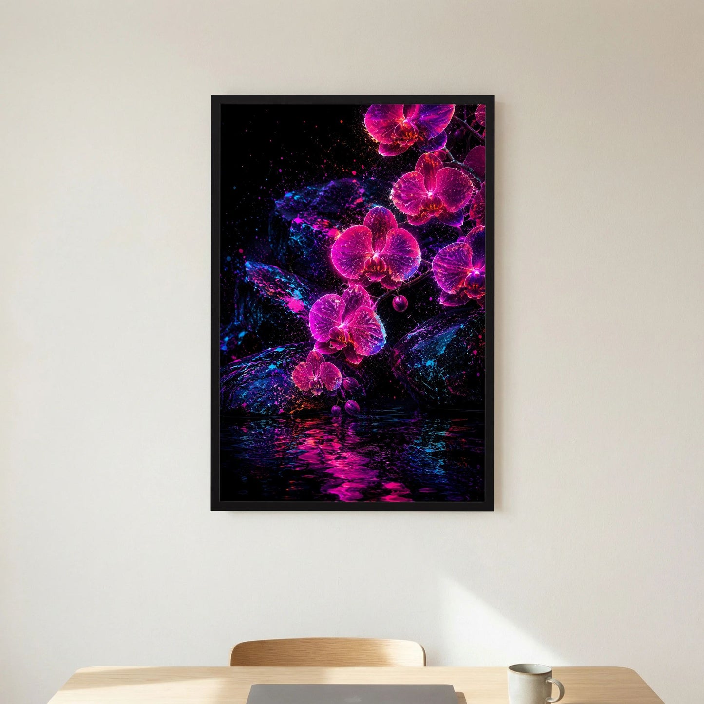 Kunstposter Hochformat mit neonpink-violetten Orchideen auf dunklem Hintergrund, schwarze Einfassung