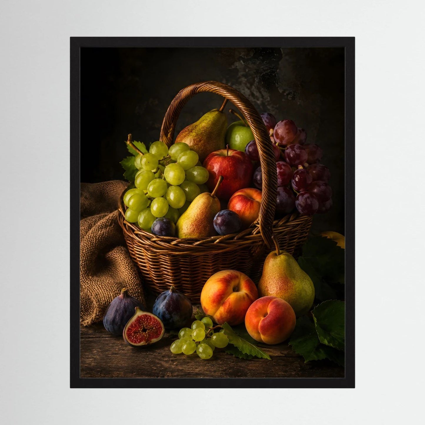 Gerahmtes Obstkorb-Poster: Trauben, Äpfel und Birnen im Weidenkorb, schwarz gerahmt.