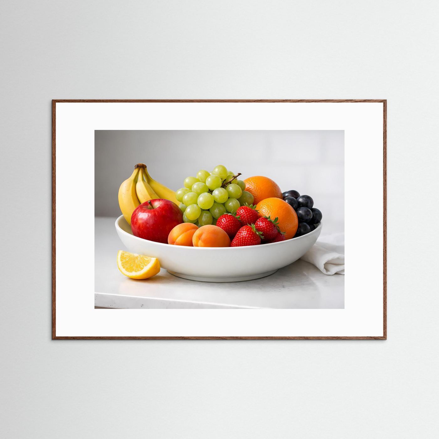 Obstposter im Querformat mit dunklem Holzrahmen: weiße Schüssel mit Banane, Trauben, Beeren