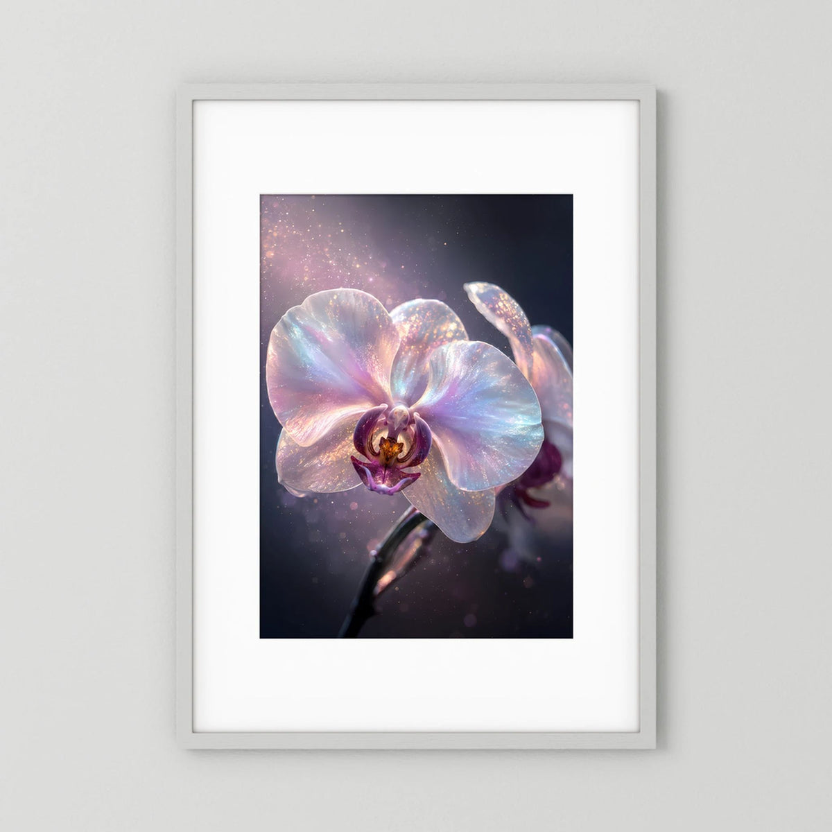 Hochformatiges Poster mit schimmernder Orchideenblüte in Pastellfarben, zarter Perlmuttoptik