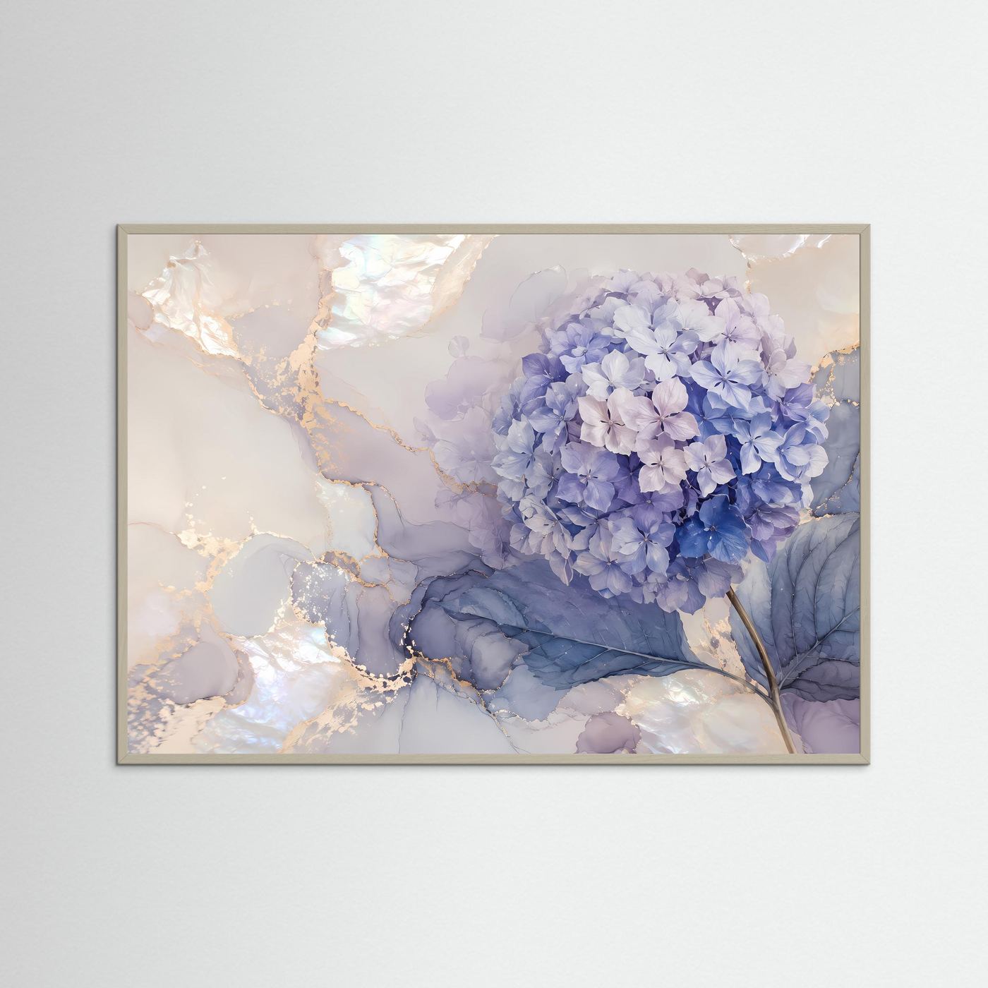 Gerahmtes Wandbild mit blauen Hortensienblüten, perlmuttfarbenem Marmormotiv im grauen Holzrahmen