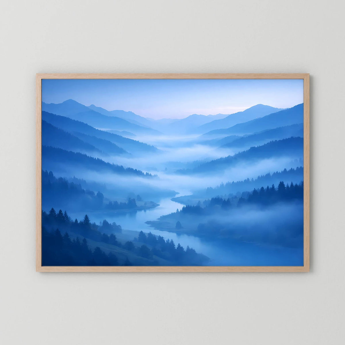 Poster im Querformat mit blauer Berglandschaft im Nebel, heller Holzrahmen