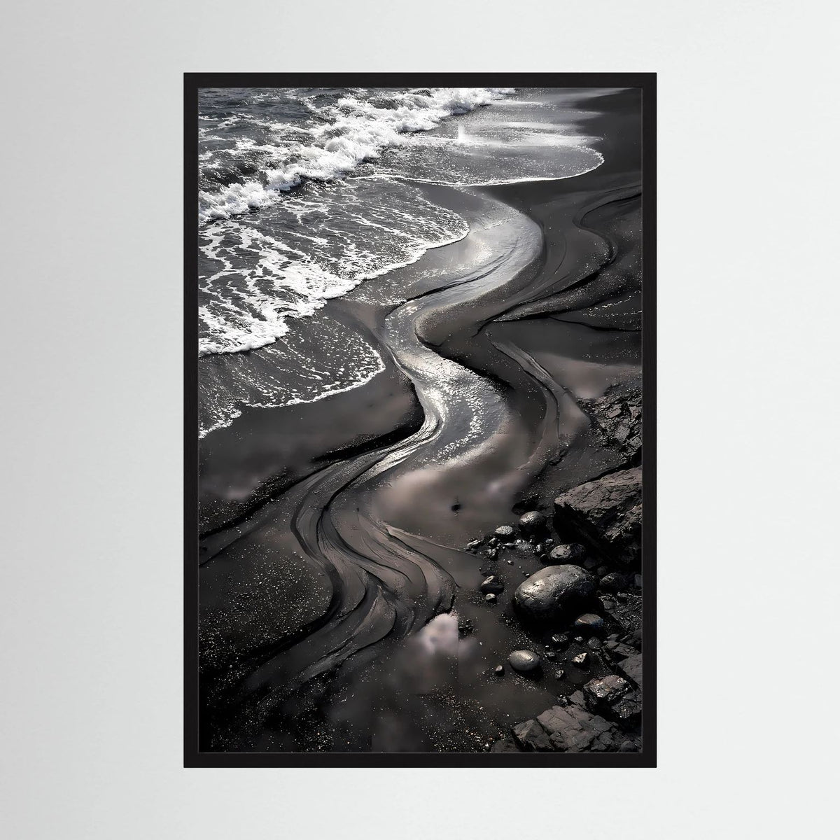 Strandposter mit schwarzem Sand und Meereswellen im Hochformat, schwarzer Rahmen