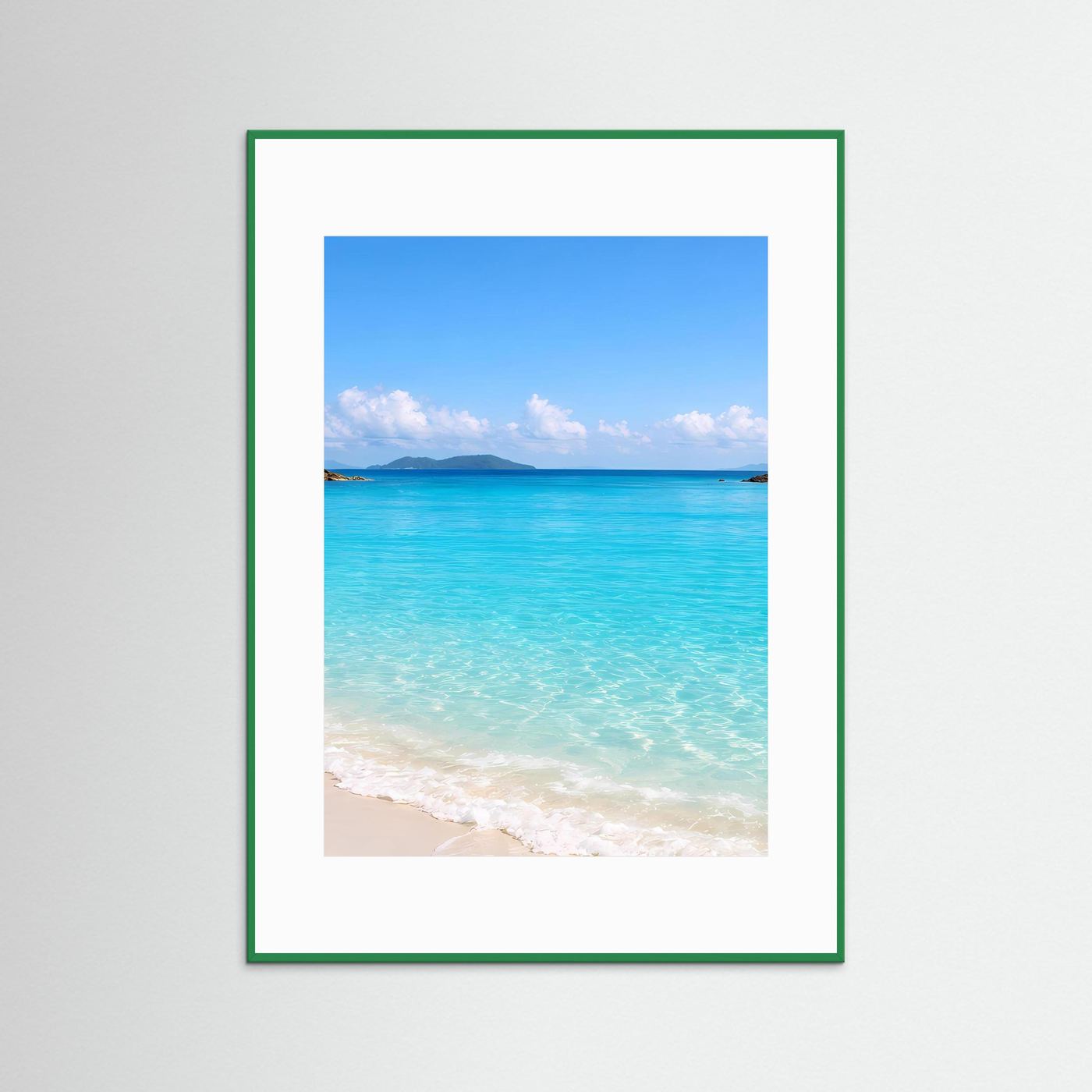 Poster mit Strandmotiv: türkisfarbenes Meer, Sandstrand, im weiß-grün eingefassten Rahmen