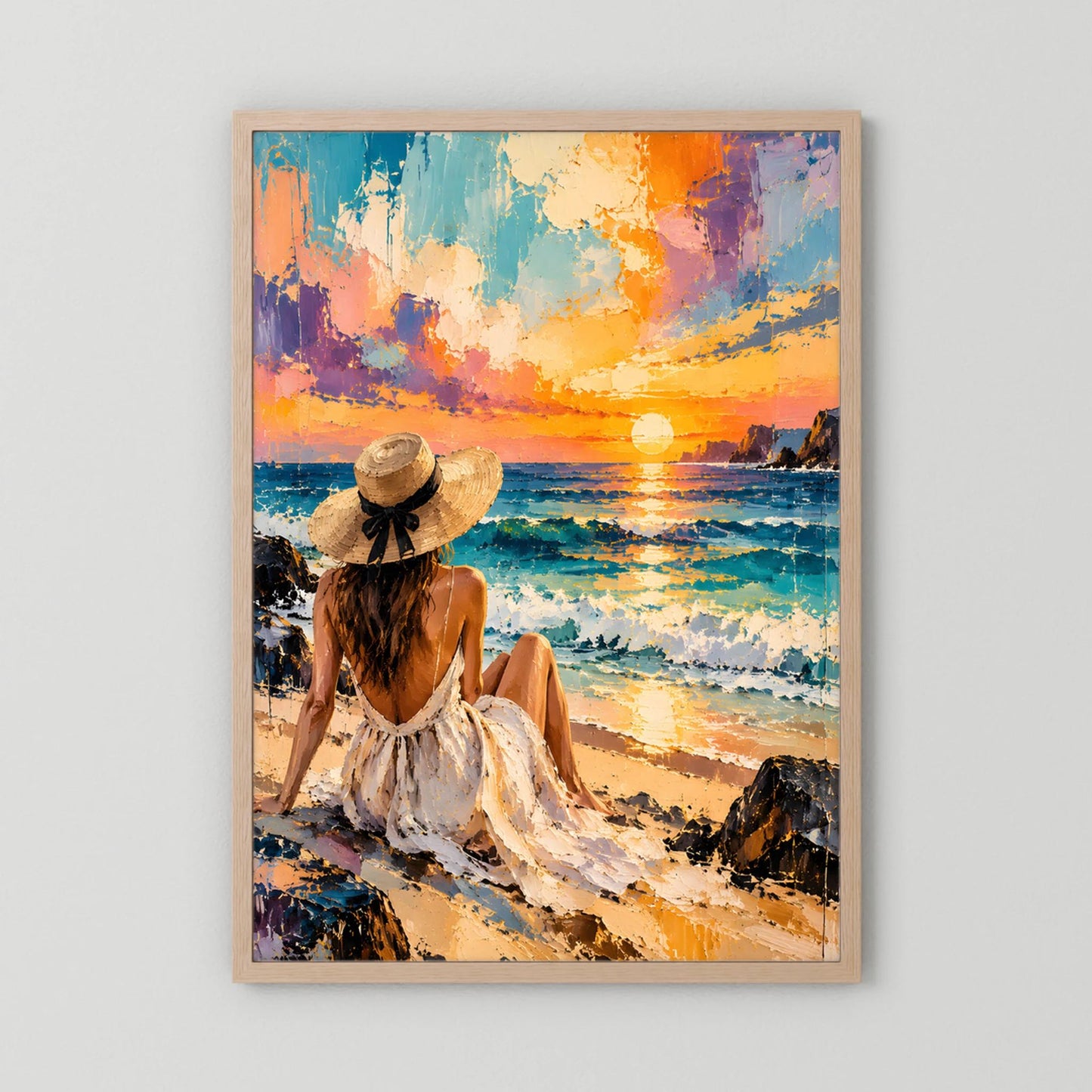 Poster im beigen Holzrahmen: sitzende Frau am Strand mit Strohhut, orange-türkise Uferstimmung