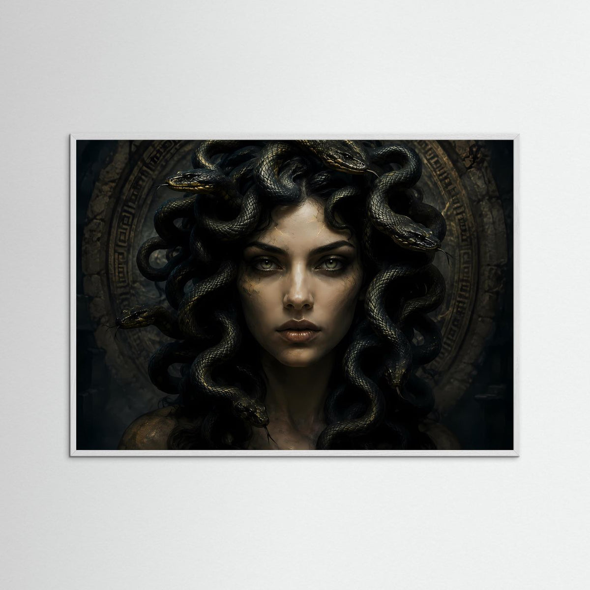 Querformat-Poster mit Medusa-Porträt: schwarze Schlangen, goldene Akzente, weißer Holzrahmen