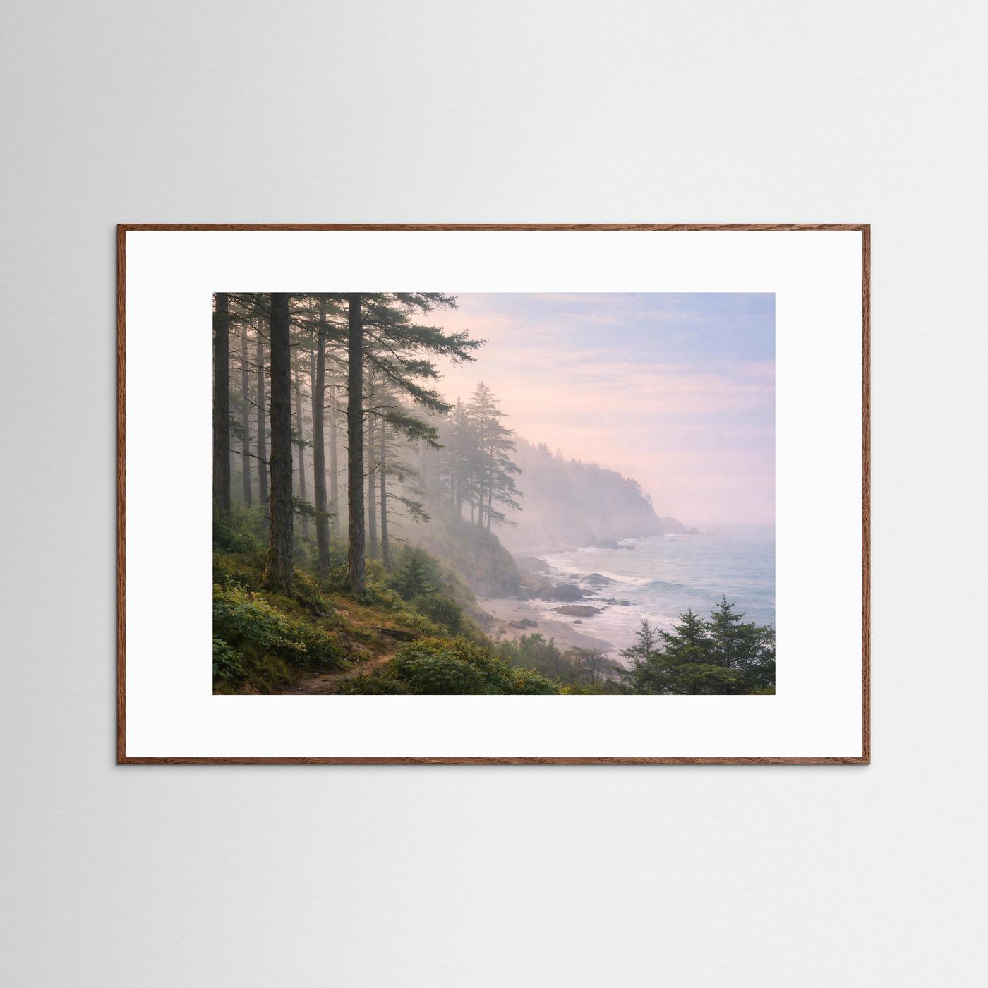 Naturpanorama-Poster mit nebligem Küstenwald und Strand, brauner Holzrahmen