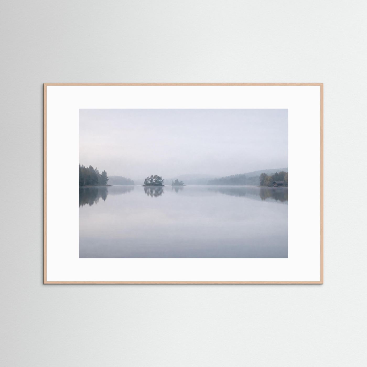 Stille im Nebel | Skandinavischer See Naturposter Querformat
