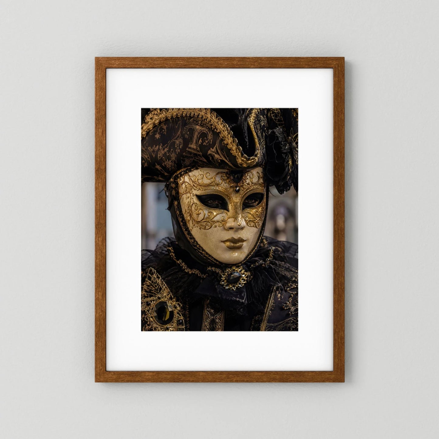 Poster im Hochformat mit venezianischer Maske in Schwarz und Gold im dunkelbraunen Holzrahmen