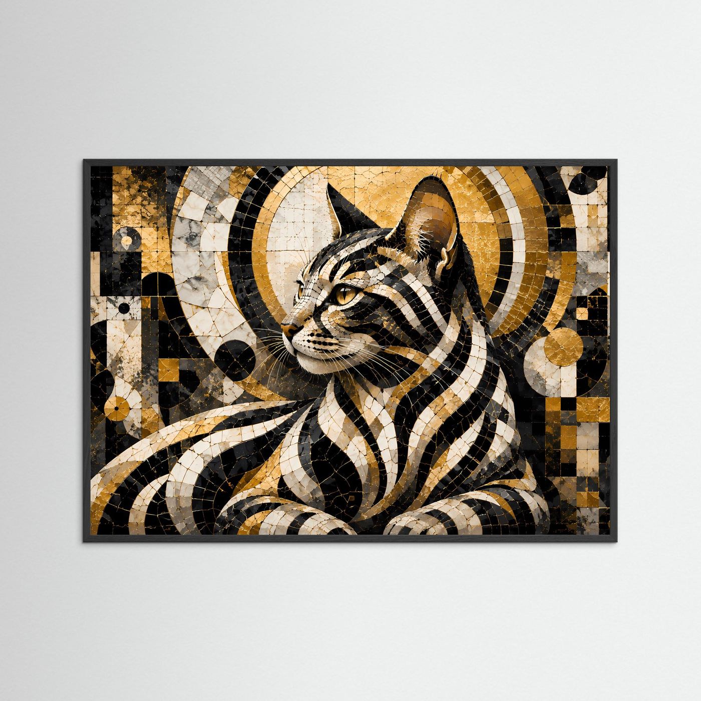 Poster Querformat mit abstrakter Katze im Mosaikstil, Schwarz-Gold, schwarzer Rahmen