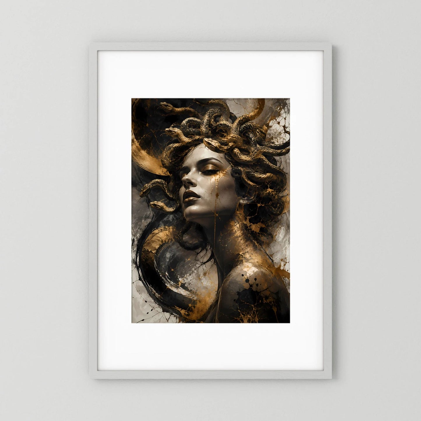 Gerahmtes Poster im Hochformat mit Medusa-Figur, schwarzen und goldenen Schlangen