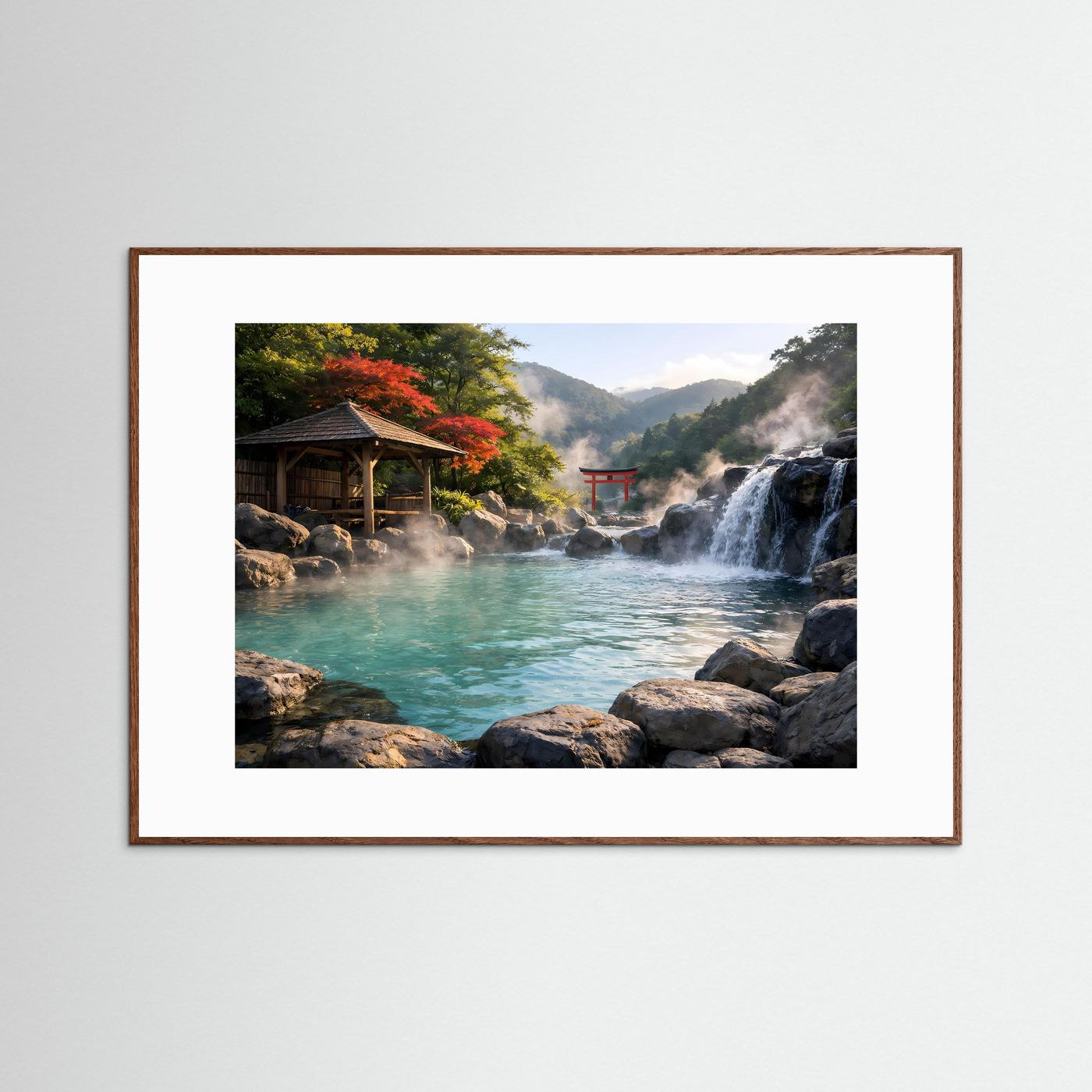 Querformat-Poster im dunkelbraunen Holzrahmen mit Onsen-Motiv: rotes Torii, Wasserfall, Felsen.