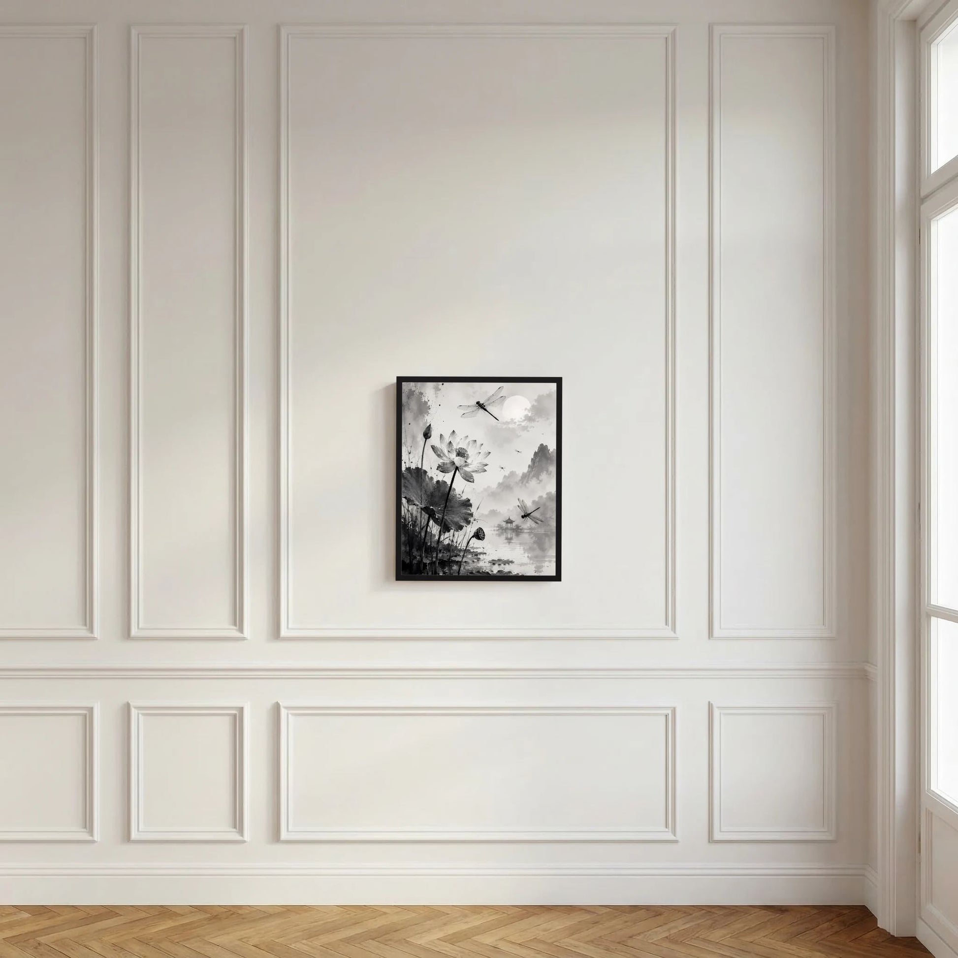 Schwarz gerahmtes Wandbild im Hochformat: Lotusblüten und Libellen, Schwarzweiß