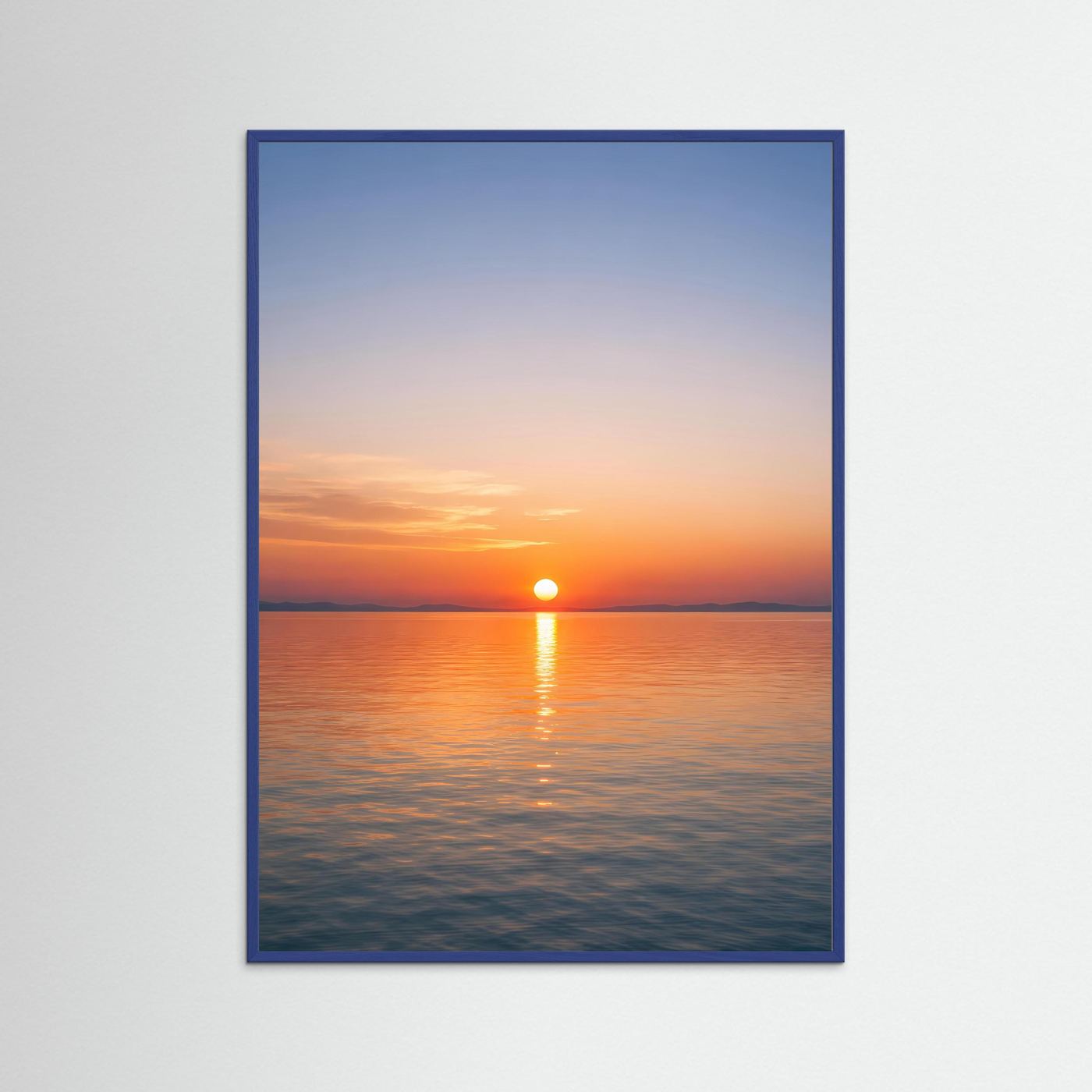 Hochformatiges Wandbild im blauen Rahmen mit Sonnenuntergang über dem Meer