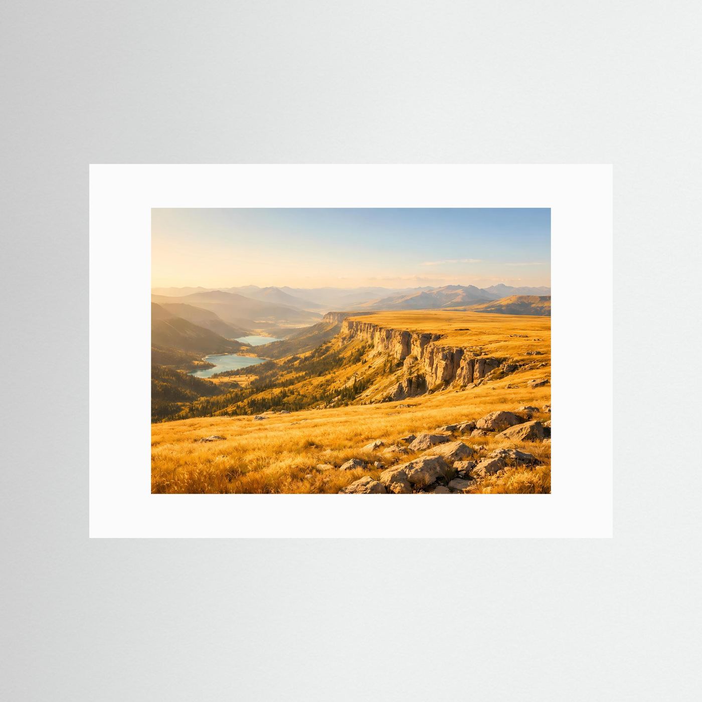 Poster im Querformat mit weißem Passepartout: Bergpanorama mit See und Schlucht