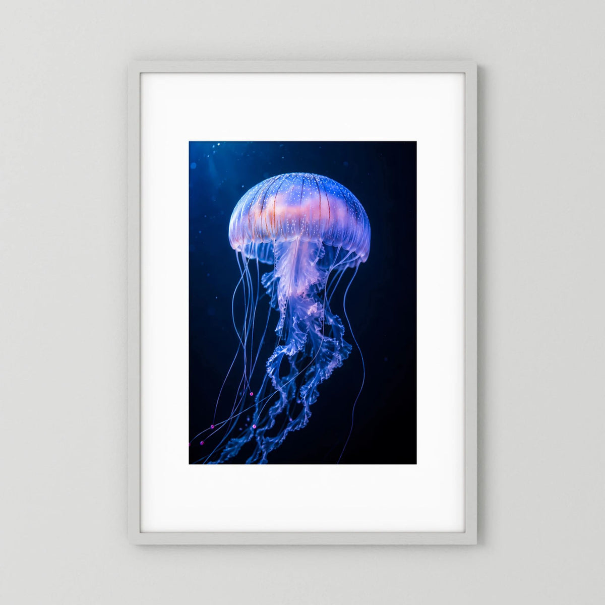Hochformat-Poster mit leuchtender Qualle in Blau und Violett, im weißen Passepartout