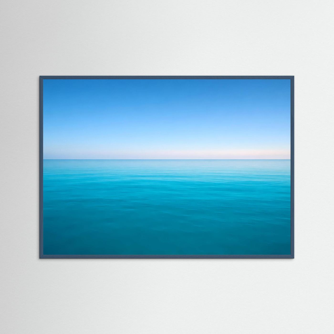 Poster im Querformat mit Meerblick: türkisfarbenes Wasser und klarer Himmel, dunkelblau gerahmt.