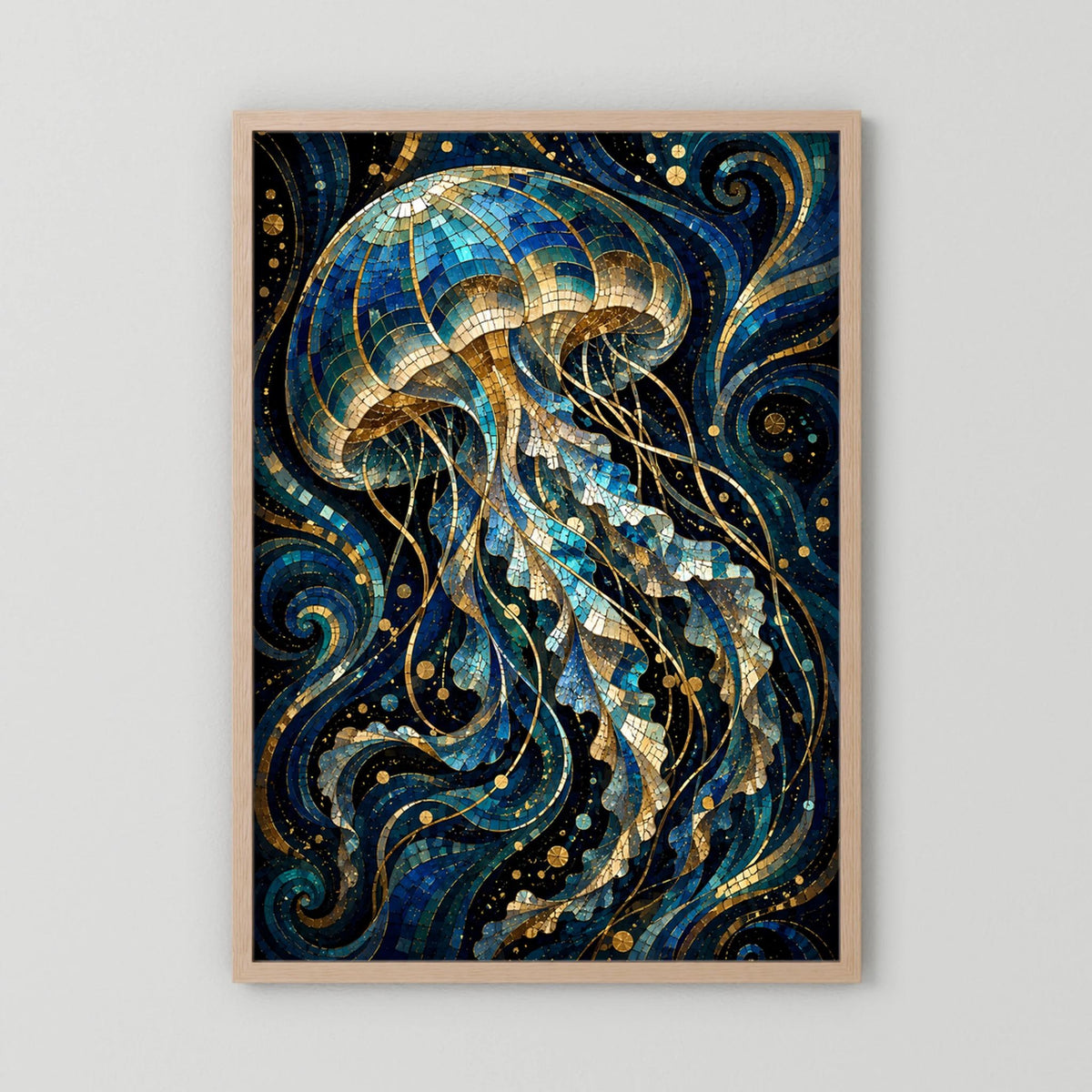 Hochformat-Poster mit Mosaik-Quallen in Blau und Gold, Holzrahmen
