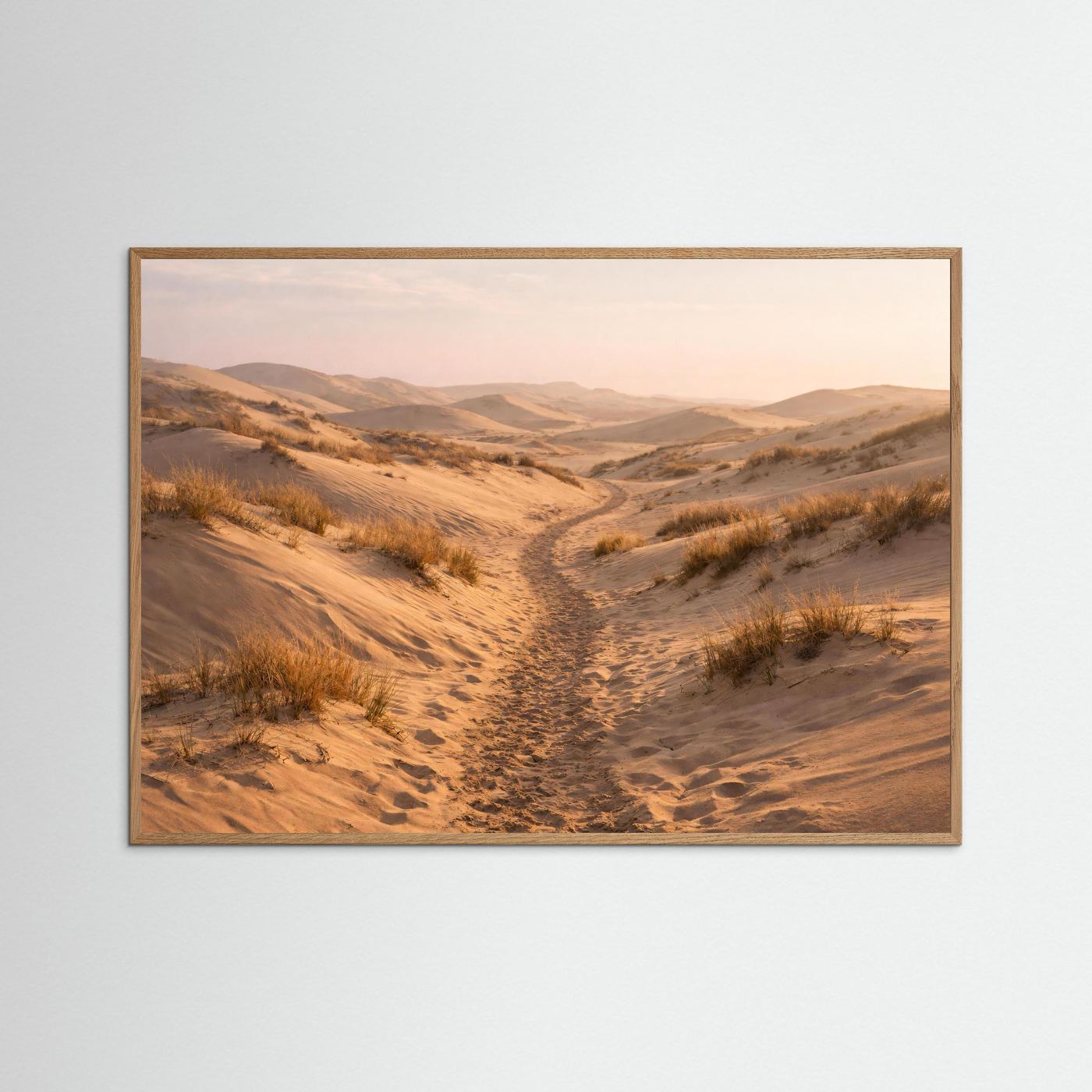 Gerahmtes Querformat-Poster: Pfad durch goldene Küstendünen mit Gräsern, heller Eichenrahmen