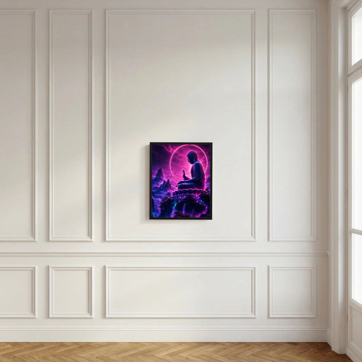 Kleines Neon-Buddha-Poster an weißer Wand: violett-pinkes Leuchten und Meditationspose