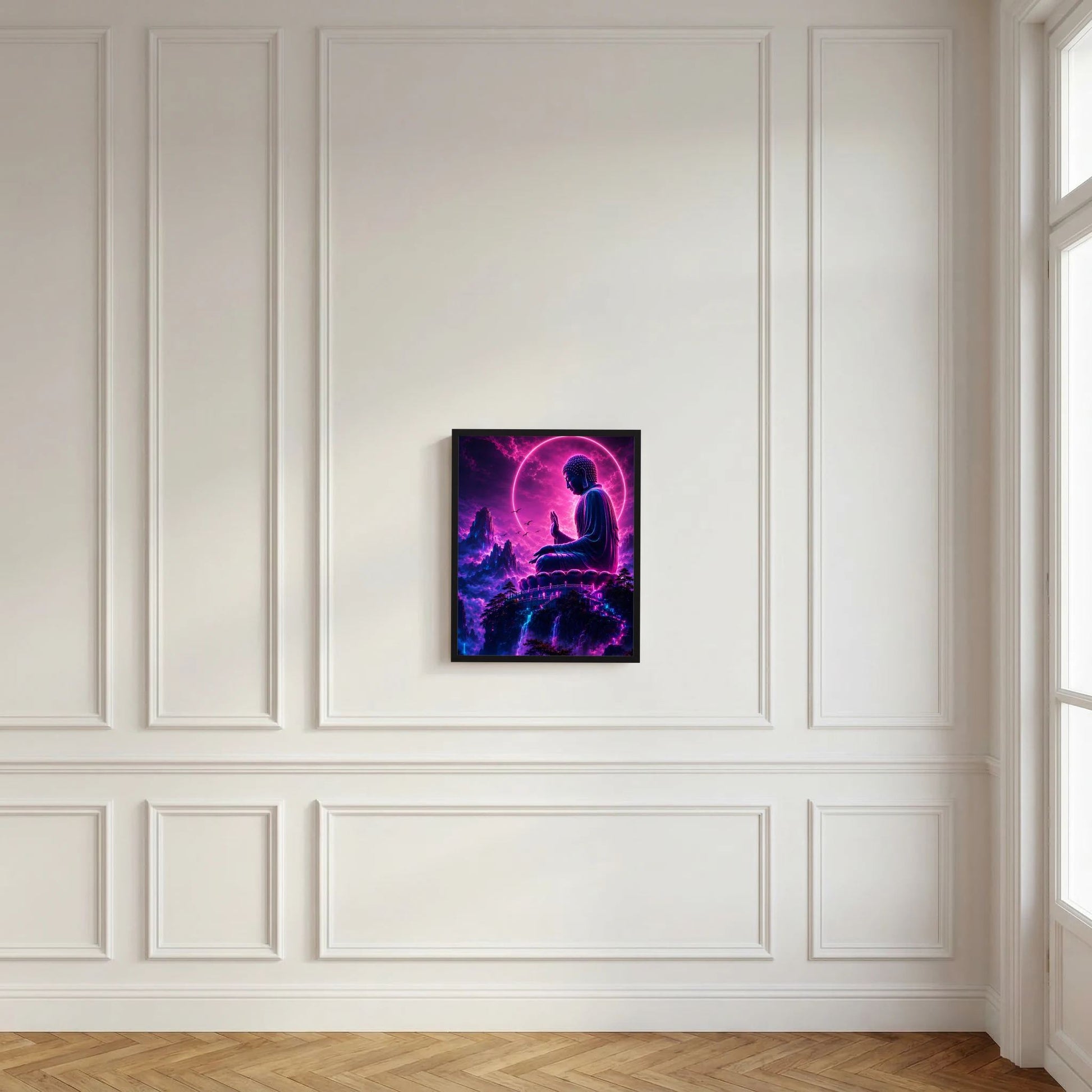 Kleines Neon-Buddha-Poster an weißer Wand: violett-pinkes Leuchten und Meditationspose