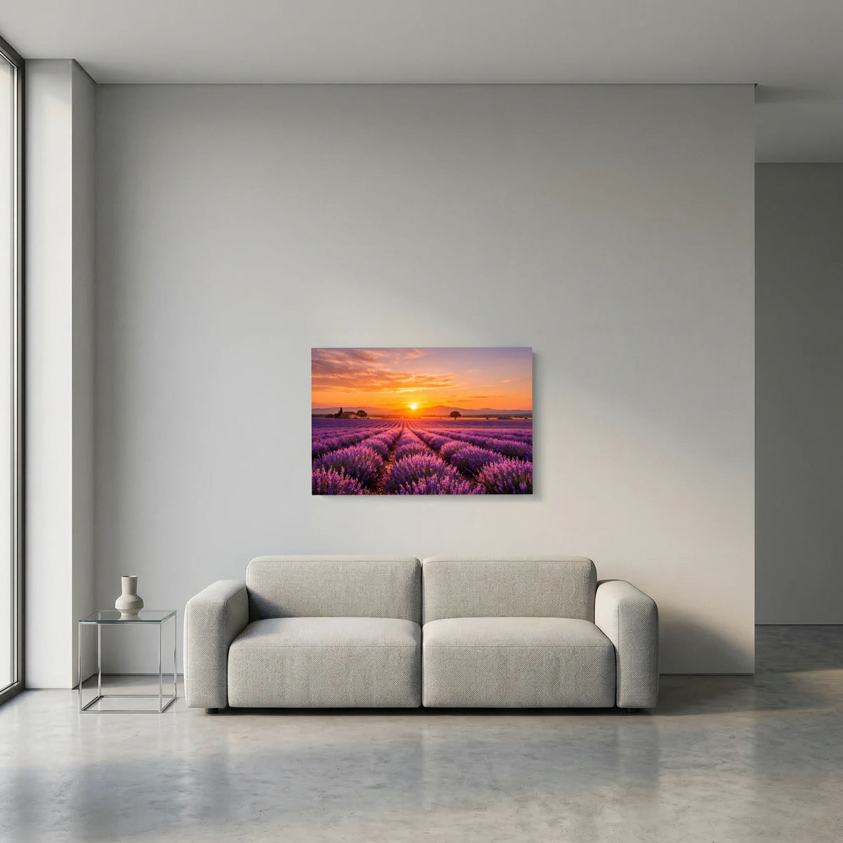 Wandbild mit Lavendelfeld bei Sonnenuntergang, mittig an der Wand montiert