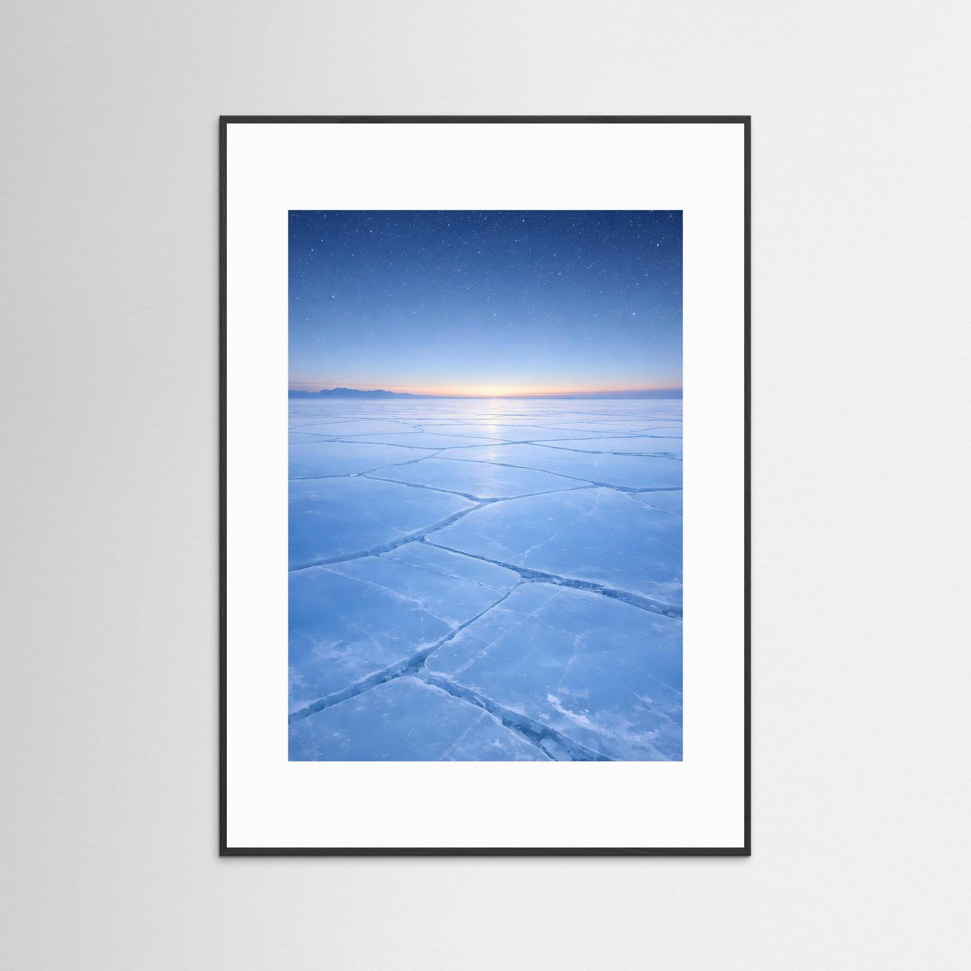 Hochformatiges Poster mit schwarzem Holzrahmen und weißem Passepartout, blaues Eis.