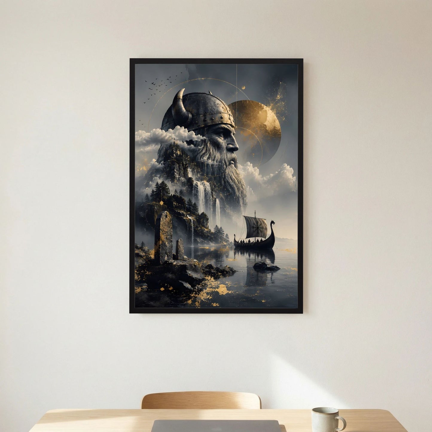 Hochformatiges Poster im schwarzen Rahmen: Wikingerkriegerkopf mit Helm und Langschiff