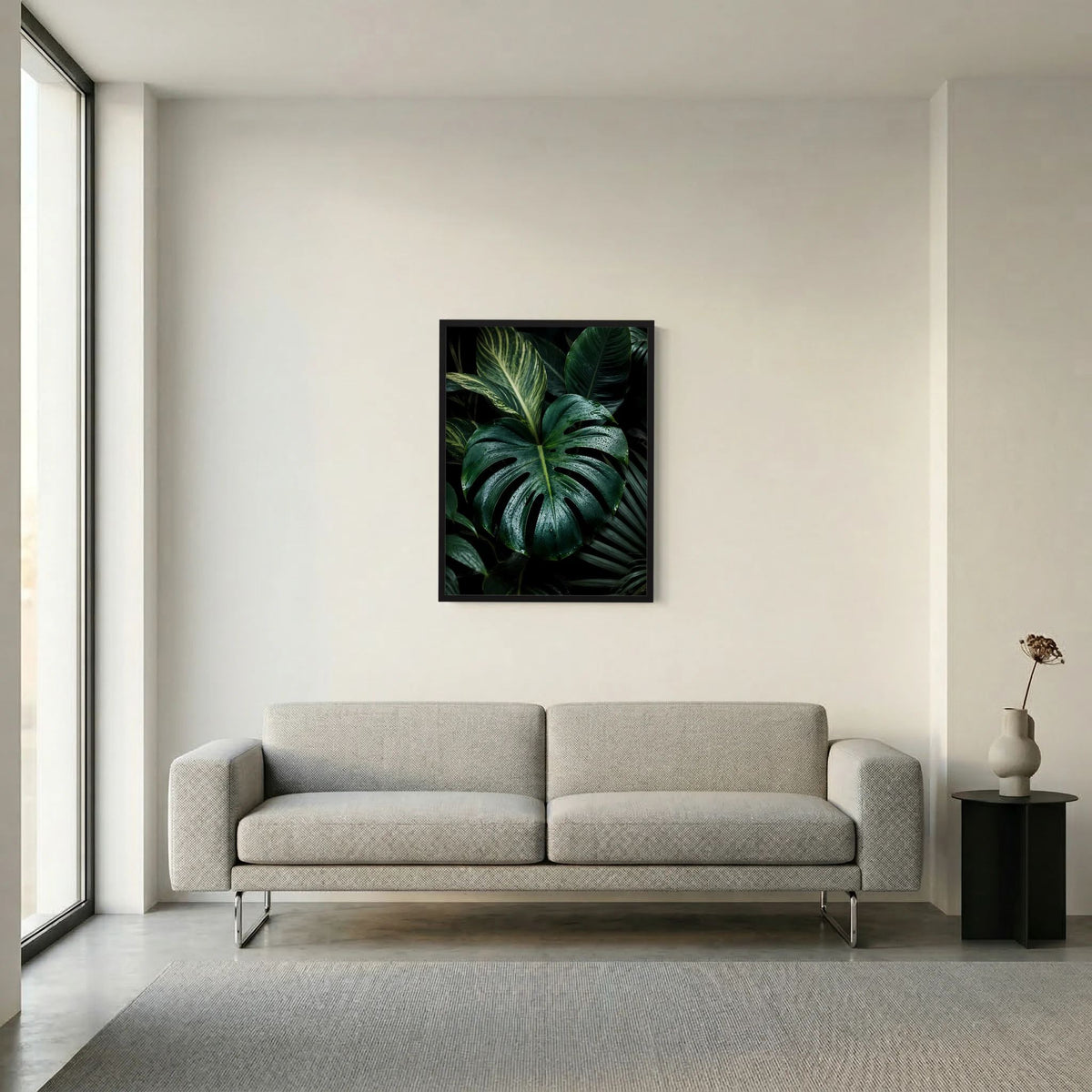 Poster im Hochformat mit dunklen Monstera-Blättern, schwarz gerahmt