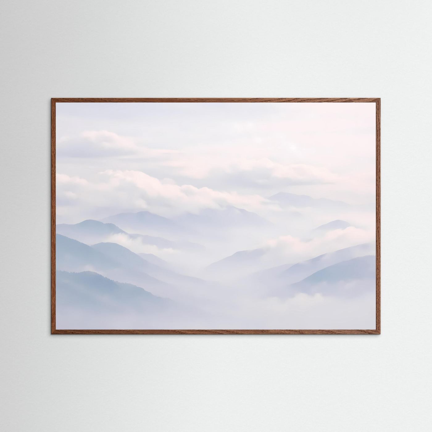 Panorama-Landschaftsposter mit nebligen Bergen im Wolkenmeer im Eichenrahmen dunkel
