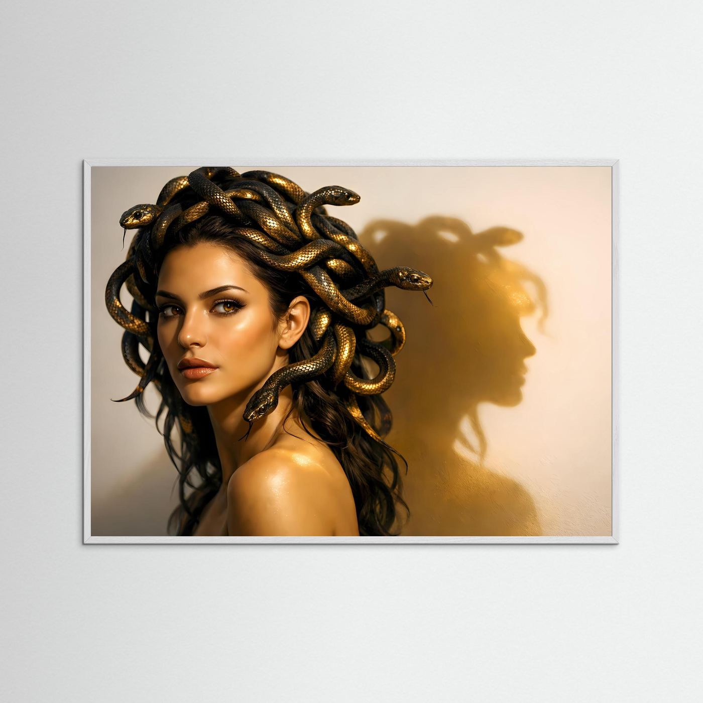 Gerahmtes Wandbild: Medusa-Profil mit Schlangenkrone, warmes Gold, Querformat