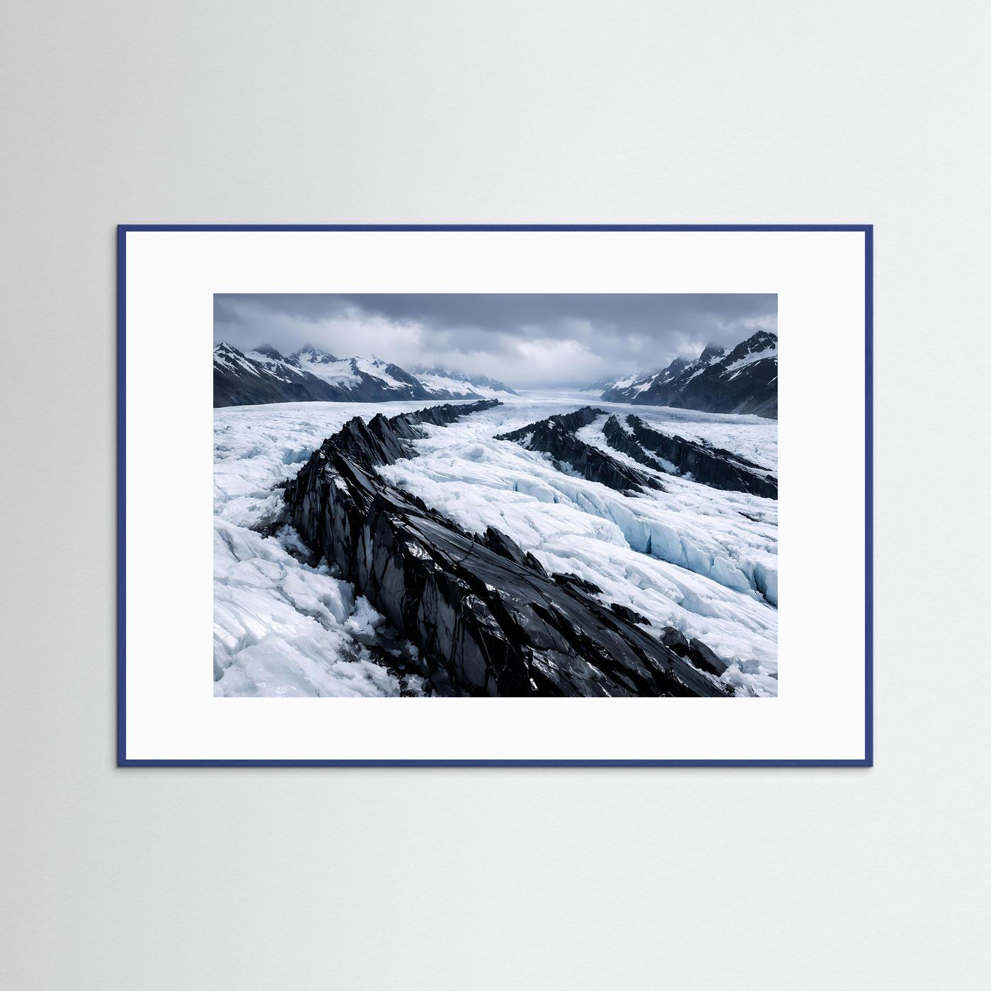Gletscherpanorama-Poster im Querformat mit blauem Rahmen und weißer Einfassung