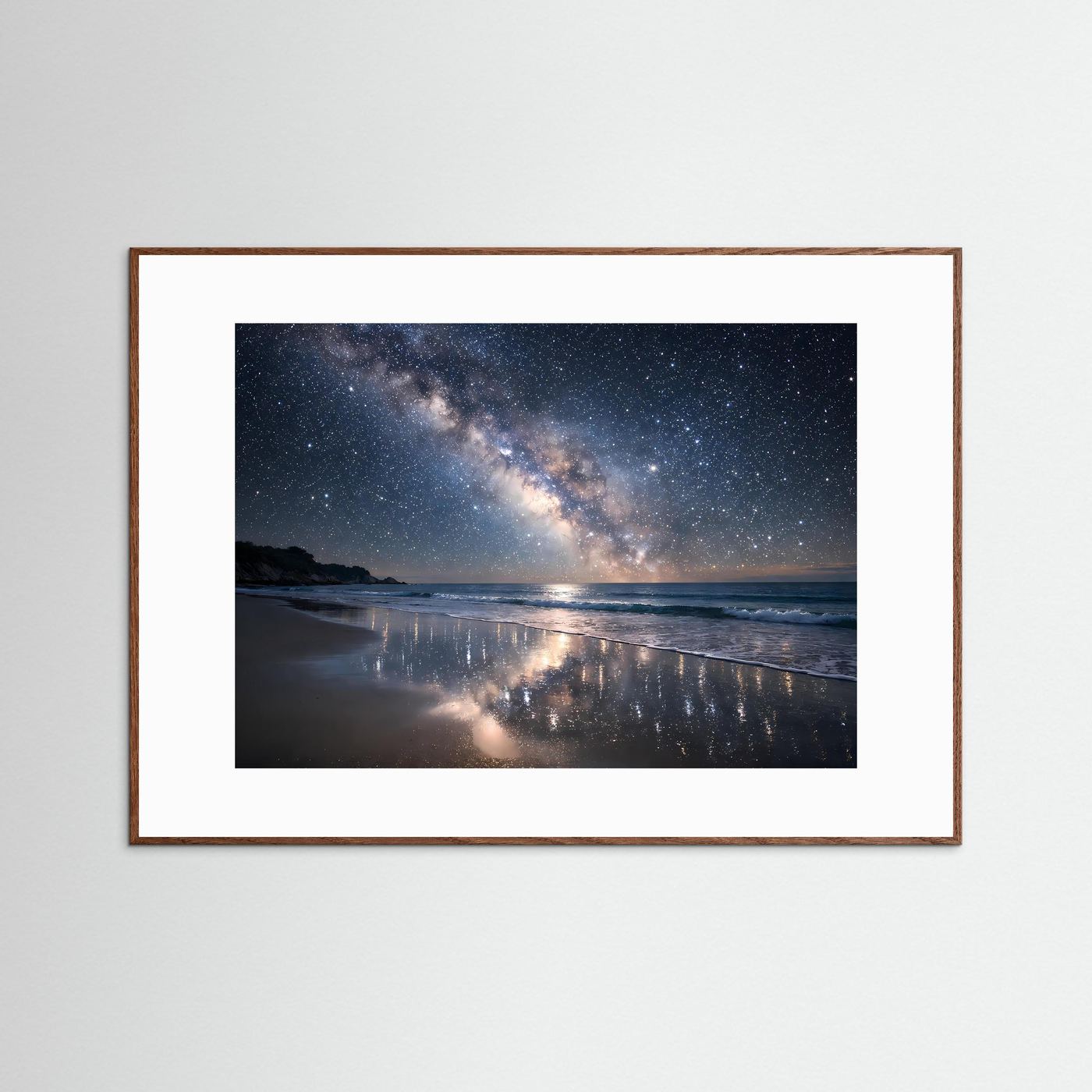 Horizontales Poster: Milchstraße über Strand und spiegelndem Meer, brauner Holzrahmen.