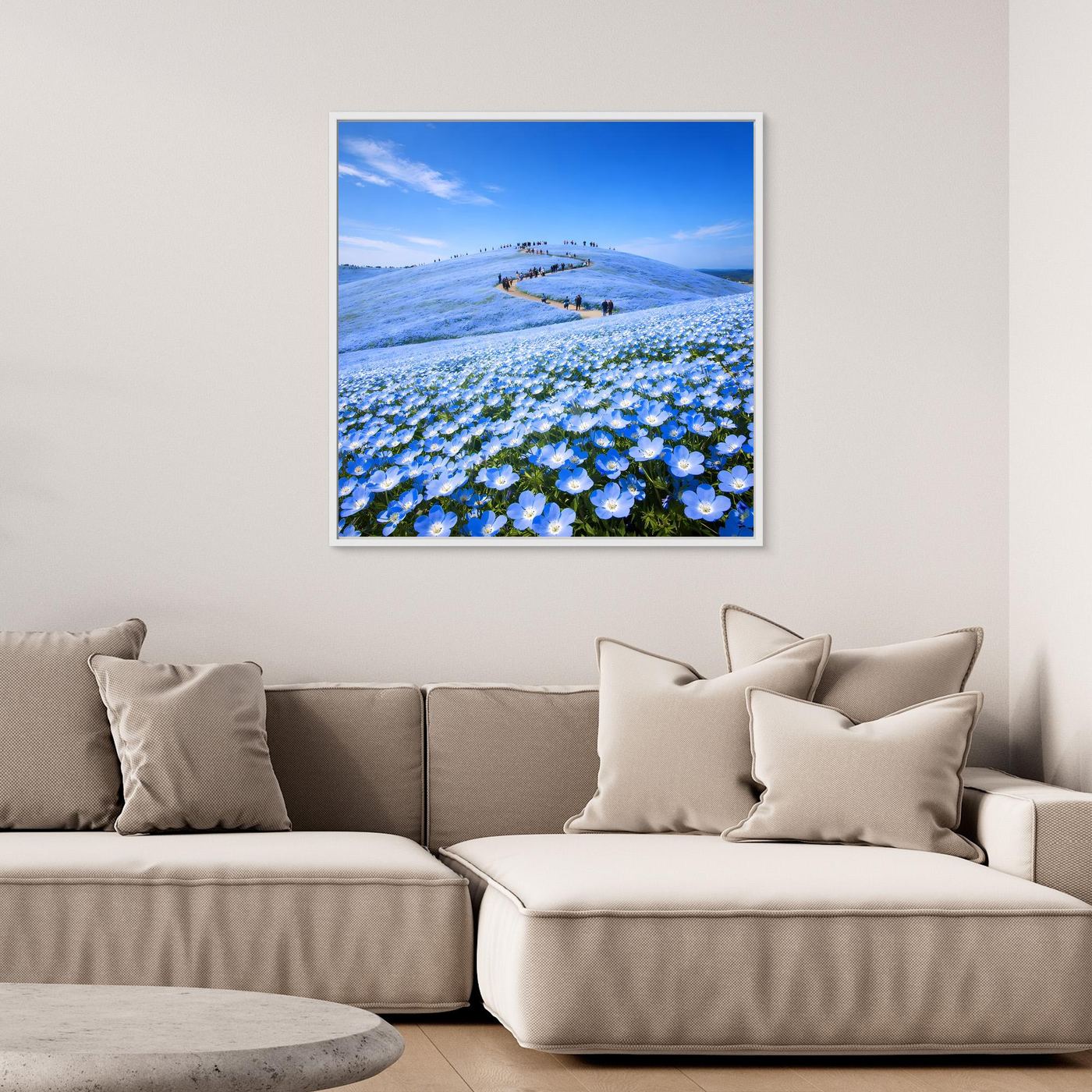 Leinwandbild mit blauem Blütenmeer und Hügellandschaft, mit Holzrahmen im Querformat