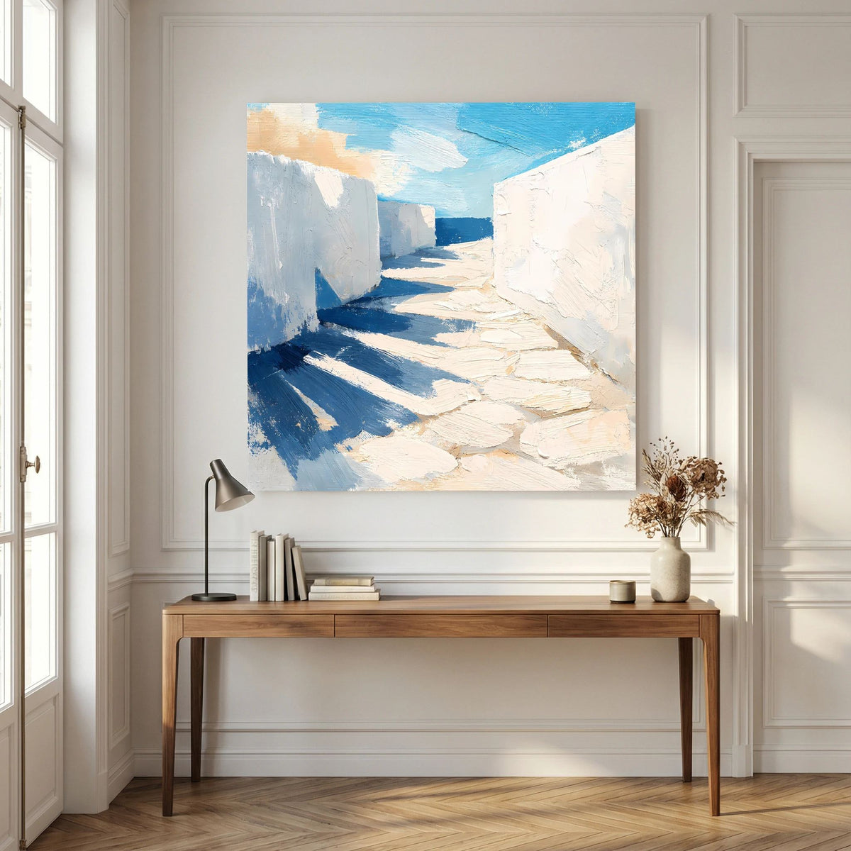 Abstraktes Küsten-Wandbild: sonnige Gasse mit weißen Mauern, blauem Himmel und hellem Weg