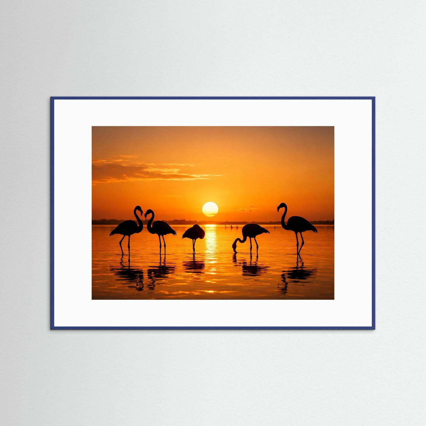 Poster im Querformat: Flamingos am See bei Sonnenuntergang, blauer Rahmen